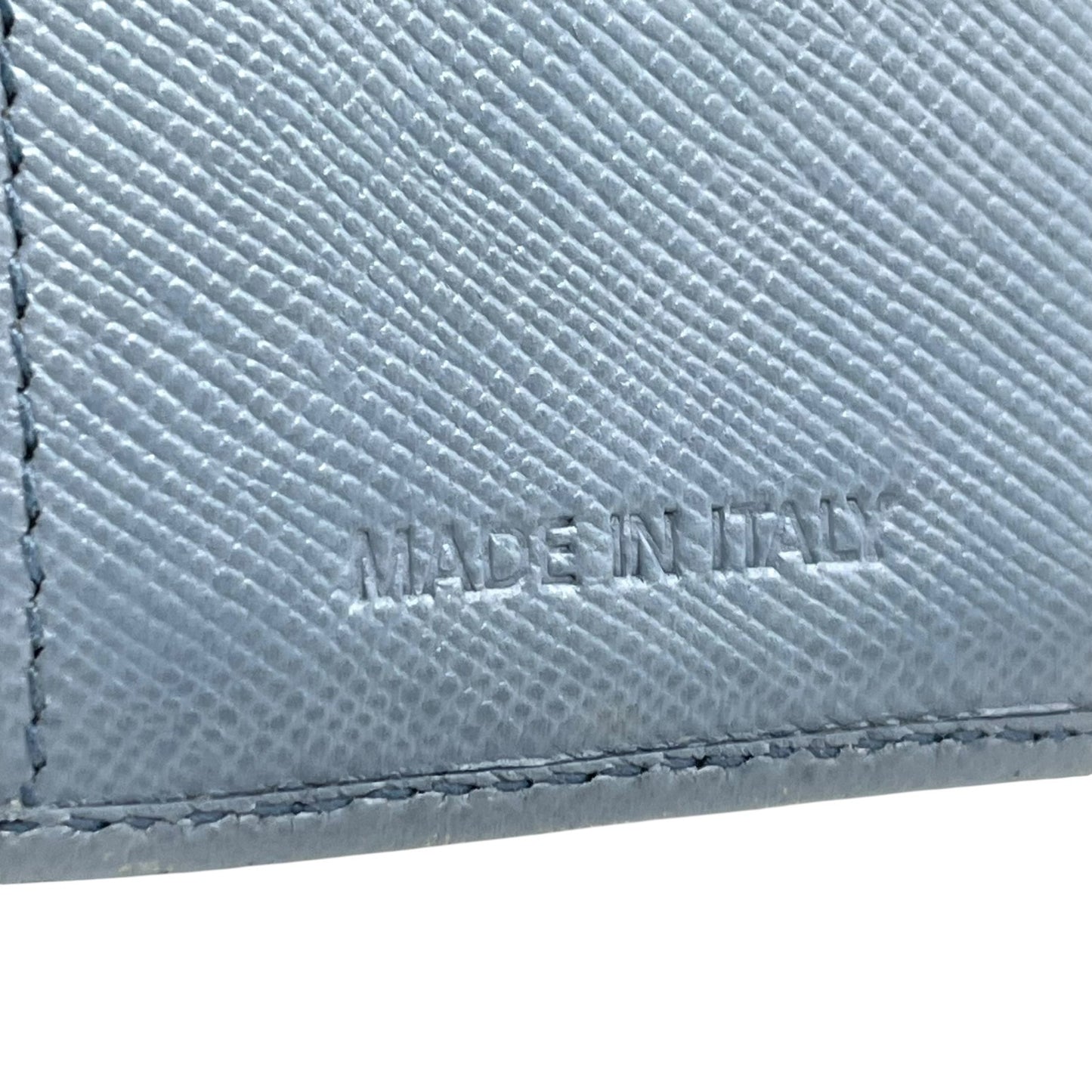 美品 プラダ PRADA サフィアーノレザー 二つ折り財布 トライアングルロゴ 水色 ライトブルー レディース コンパクトウォレット M5