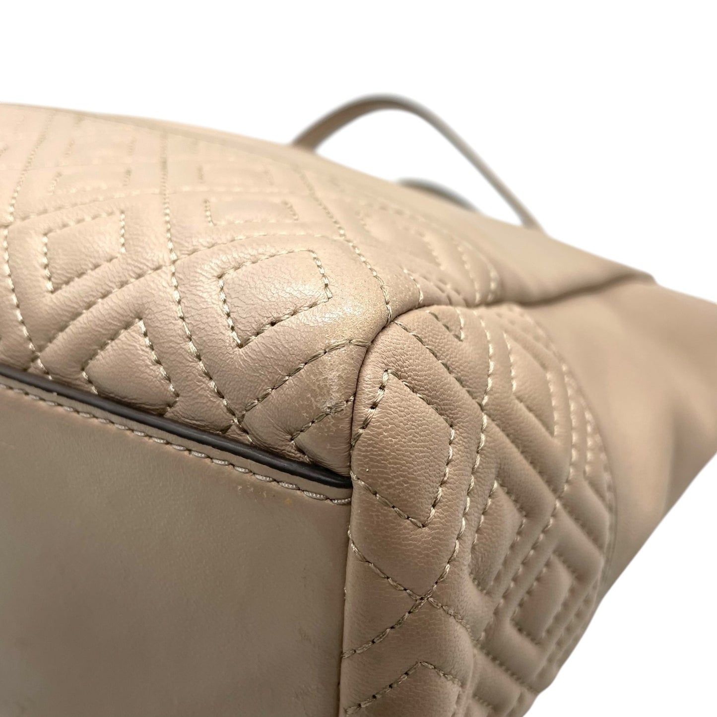 トリーバーチ TORY BURCH レザー トートバッグ チェーンショルダー ベージュ ロゴ エンボス 高級感 E10