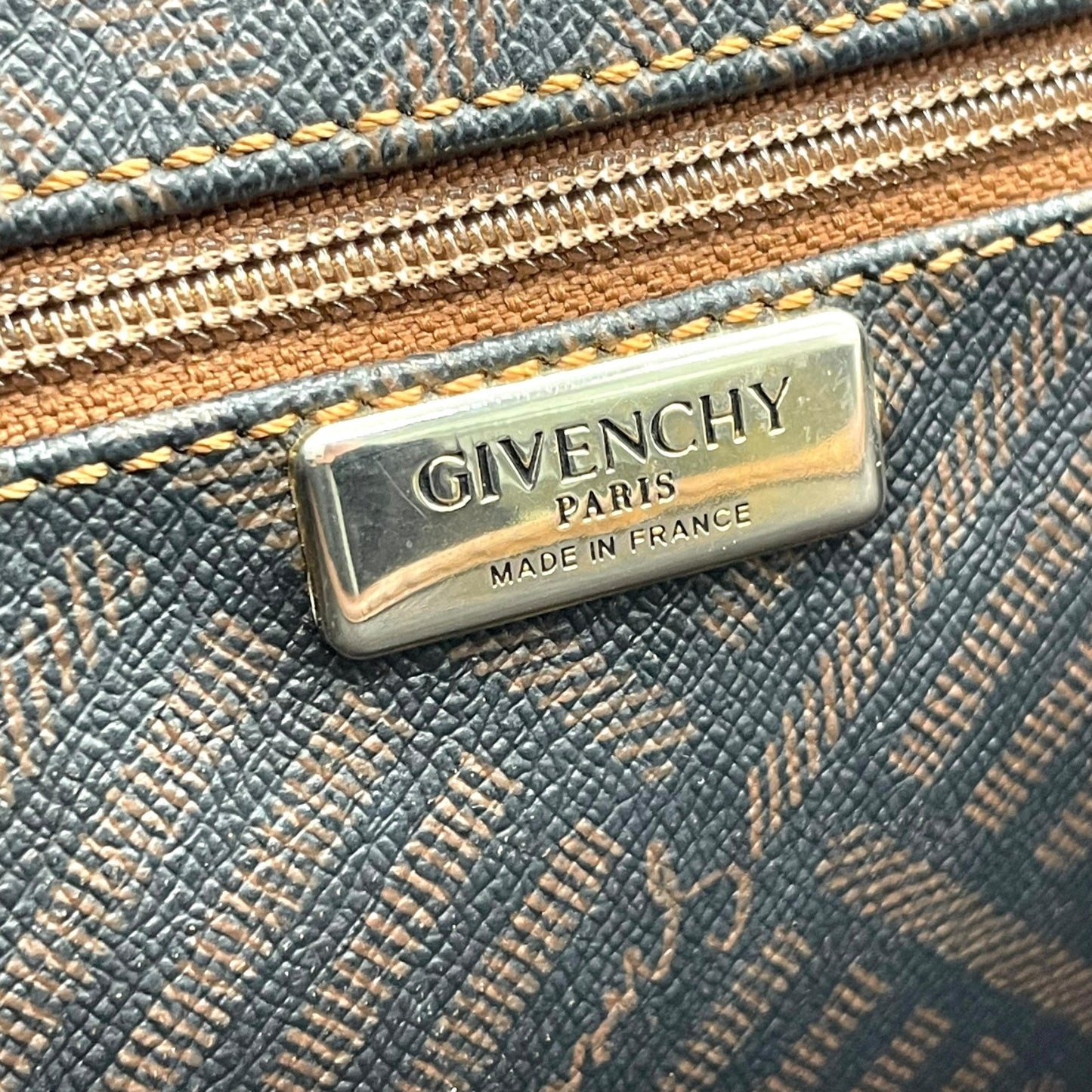 ジバンシィ GIVENCHY ジバンシー ショルダーバッグ モノグラム柄 フラップ ブラウン 茶色 ブラック 黒 ロゴプレート ヴィンテージ A3