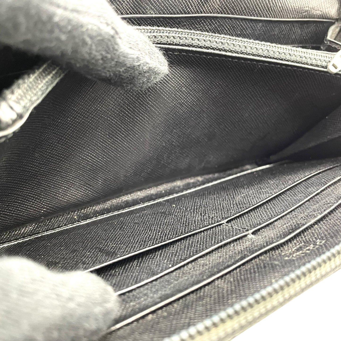 プラダ PRADA 長財布 ブラック 黒 NERO ナイロン レザー ラウンドファスナー 三角ロゴプレート トライアングルロゴ シルバー金具 メンズ レディース M1