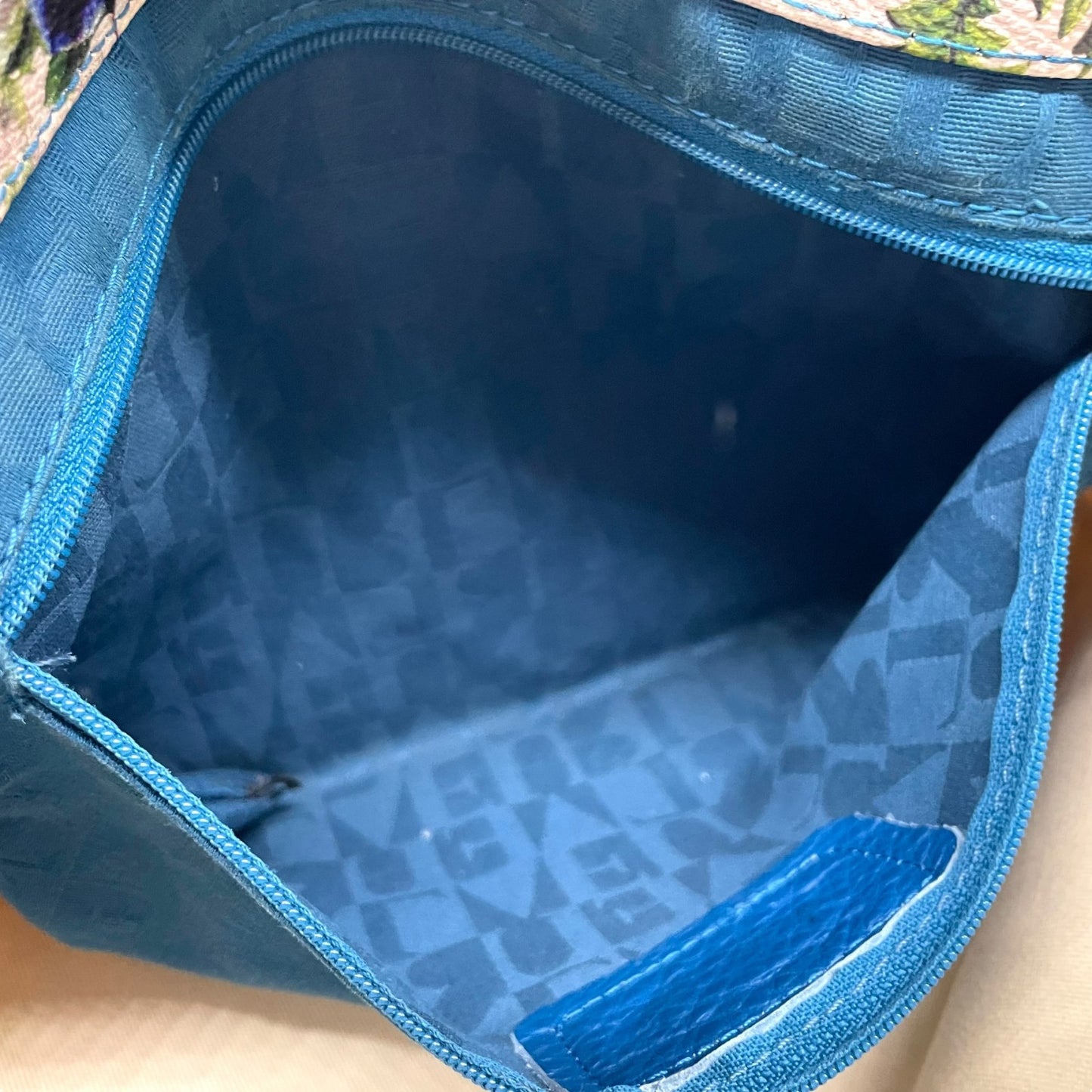 FURLA フルラ トートバッグ PVC レザー マルチカラー ゴールド金具 花柄 ボタニカル 総柄 肩掛け可 ロゴ レディース U13