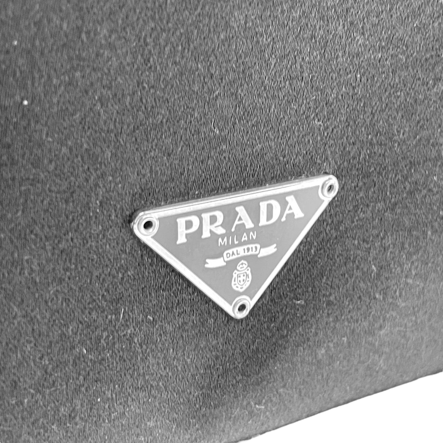【未使用級】PRADA プラダ ポーチ アクセサリーポーチ ミニクラッチ ナイロン ブラック 三角ロゴ トライアングルロゴ ギャランティカード付き レディース C3
