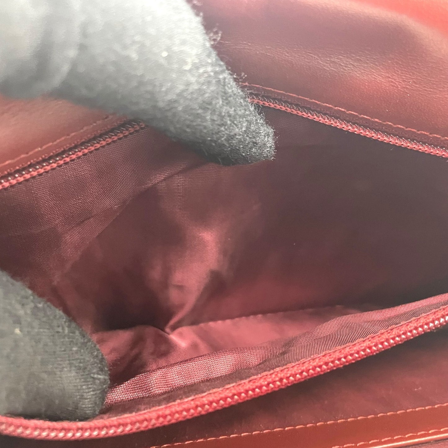 美品 Cartier カルティエ マストライン ショルダーバッグ レザー 赤 ボルドー ワインレッド フラップ開閉 ゴールド金具 肩掛け可 レディース 2Cモチーフ B5