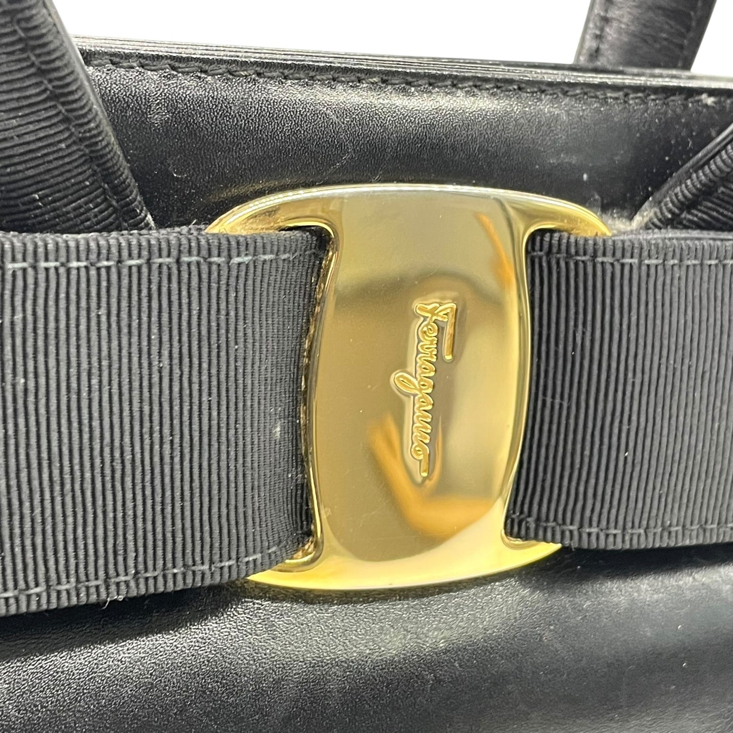 美品 サルヴァトーレ フェラガモ ハンドバッグ フォーマルバッグ ヴァラリボン 黒 ゴールド金具 自立 ブラック レザー 本革 ヴィンテージ B