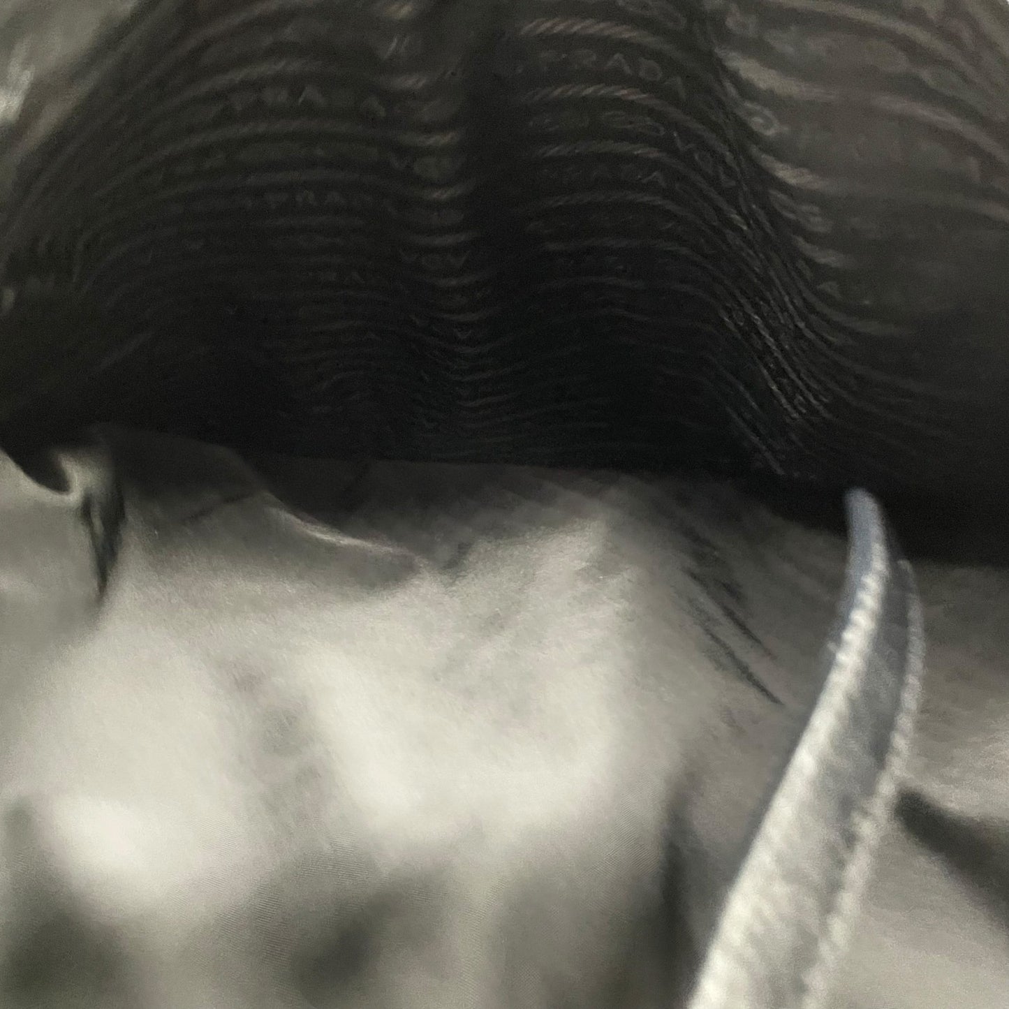 PRADA プラダ ショルダーバッグ ナイロン レザー 黒 ブラック NERO 三角プレートロゴ トライアングルロゴ シルバー金具 斜め掛け可 メンズ レディース K13