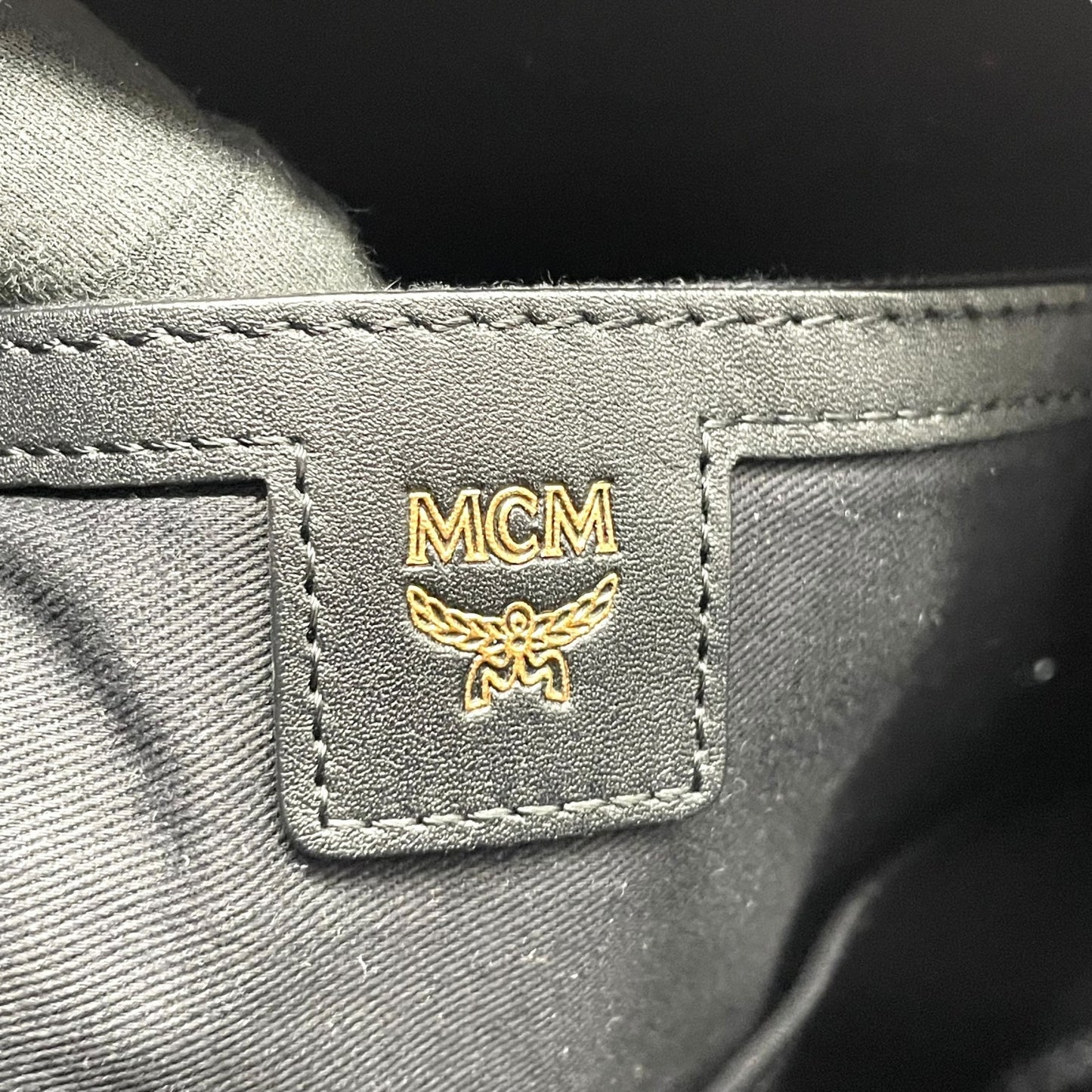 極美品 MCM エムシーエム バックパック リュック モノグラム ヴィセトス エンブレム刺繍 スタッズ付き レザー×ベルベット ブラック 黒 A