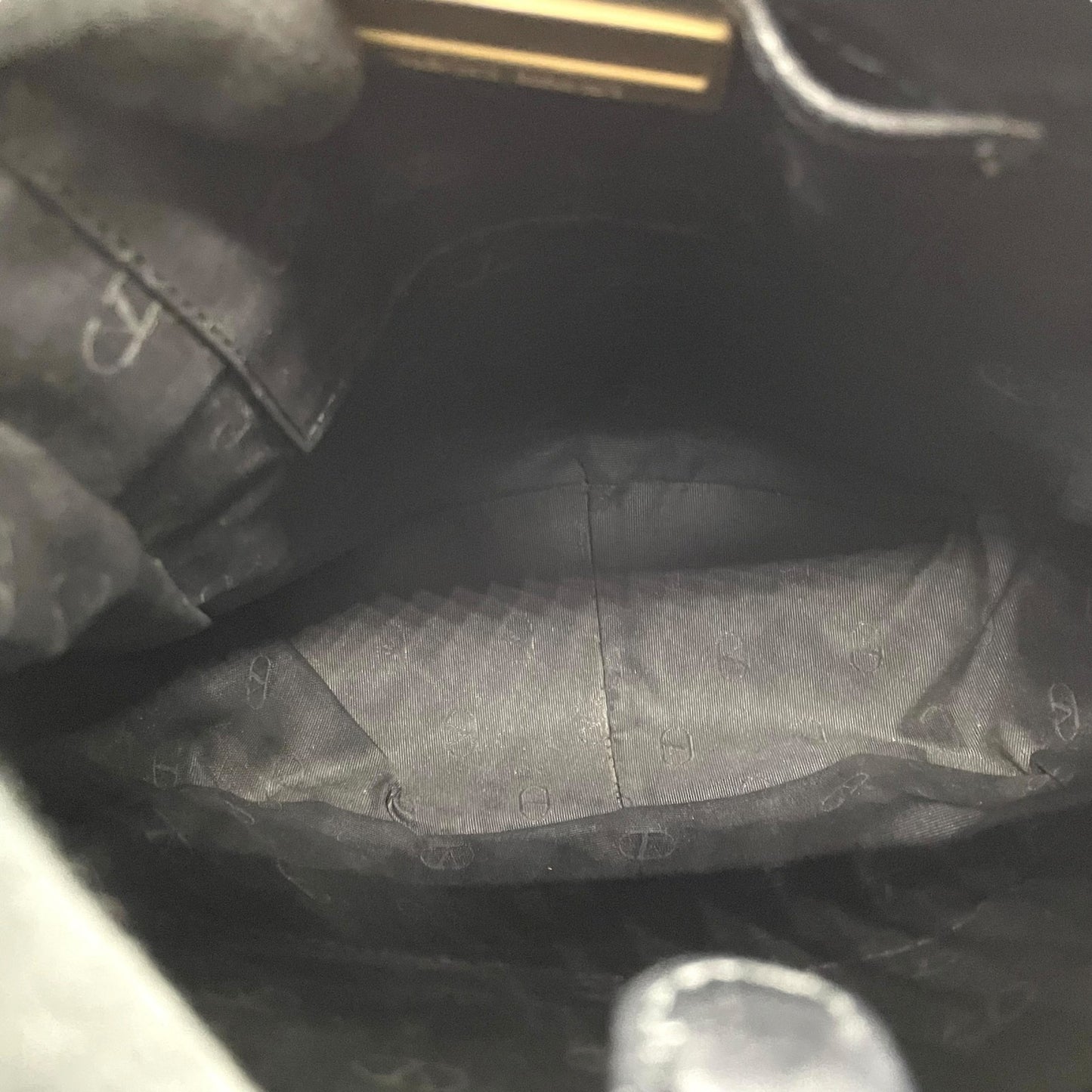 VALENTINO GARAVANI ヴァレンティノ ガラヴァーニ リュックサック バックパック フラップ付き 本革 レザー ブラック ロゴ メンズ レディース K5