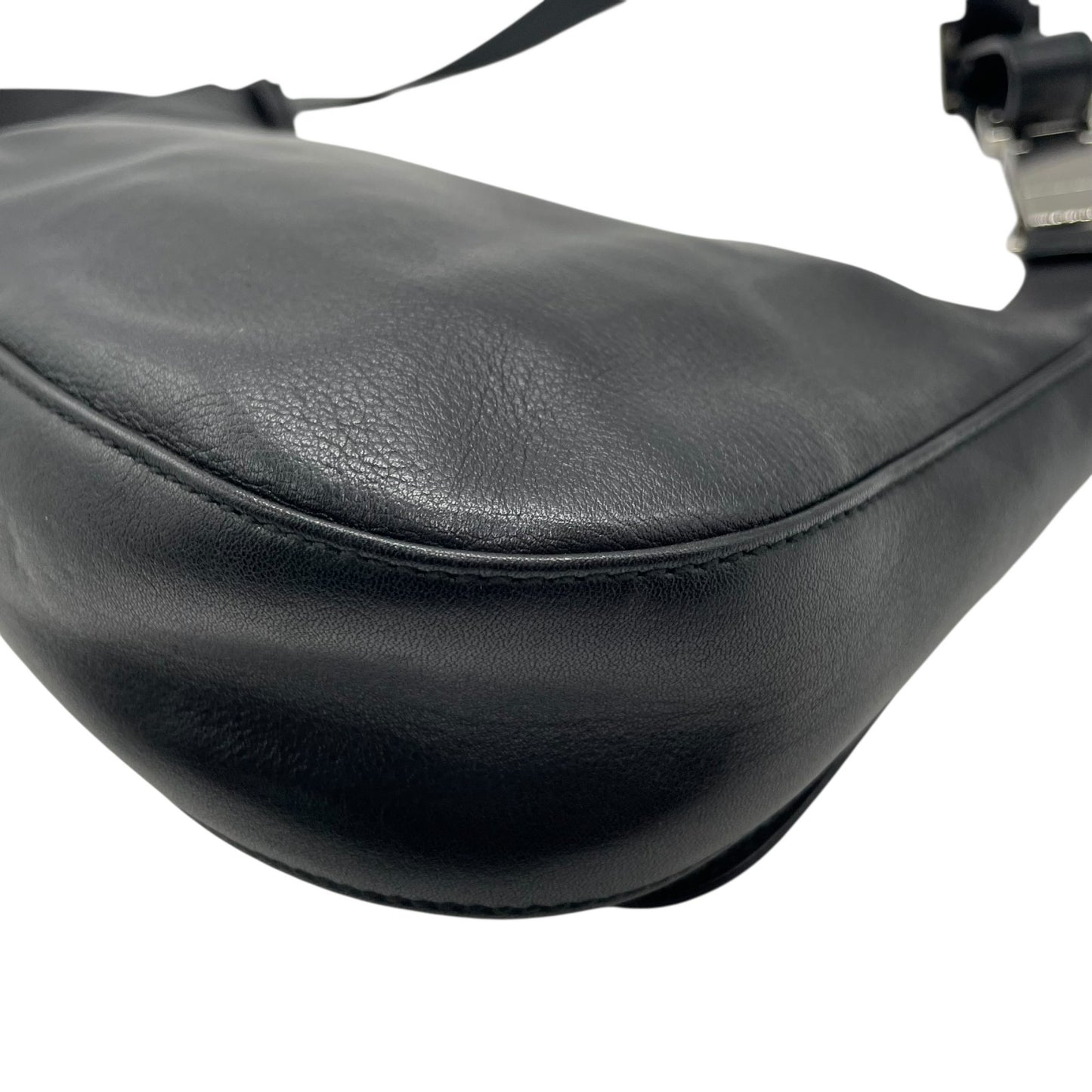 未使用級 サルヴァトーレフェラガモ ショルダーバッグ 斜め掛け レザー 黒 ブラック 本革 クロスボディ チェーン B3