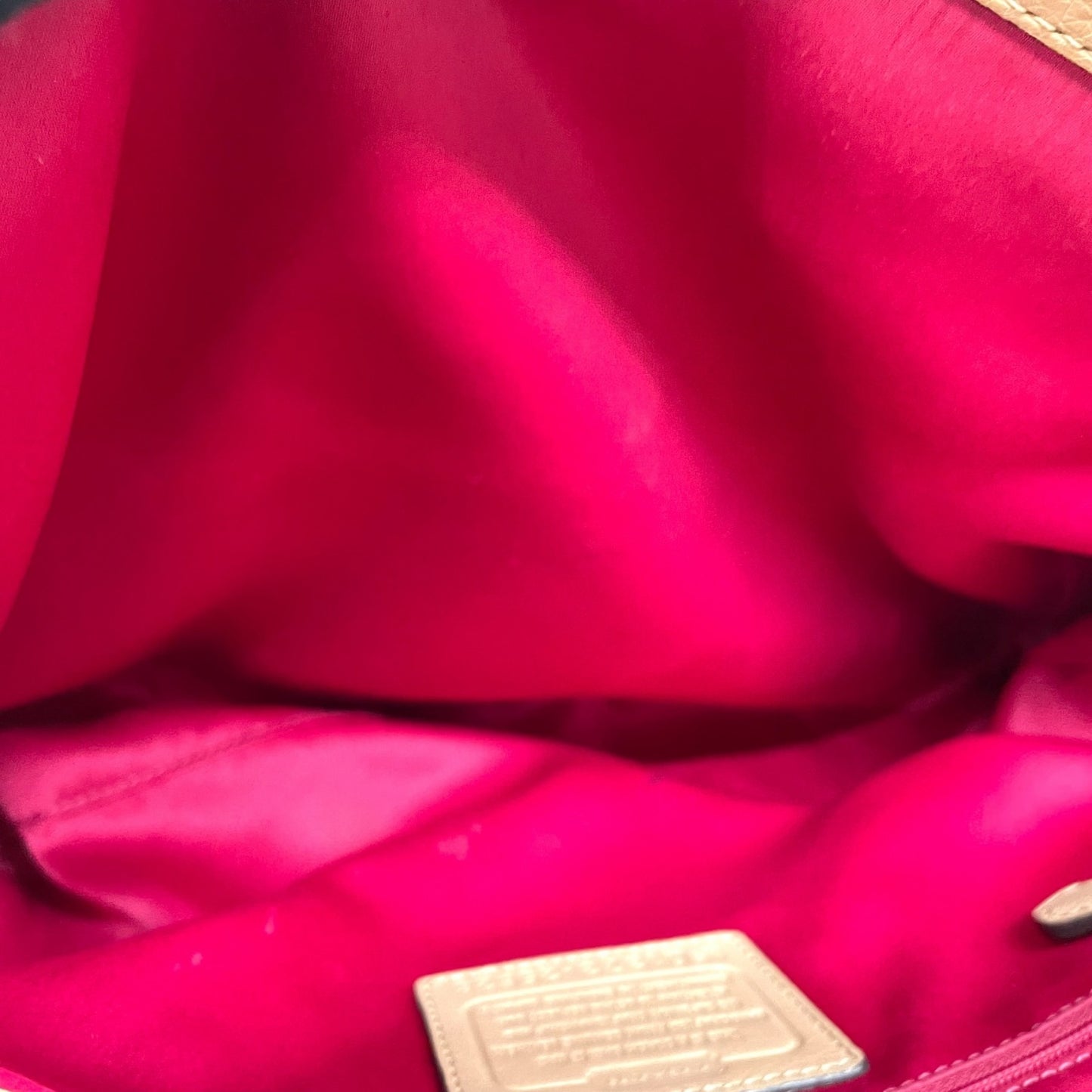 COACH コーチ トートバッグ ハンドバッグ ベージュ レザー ゴールド金具 肩掛け可 ホースロゴ ロゴチャーム ファスナー開閉 レディース E10