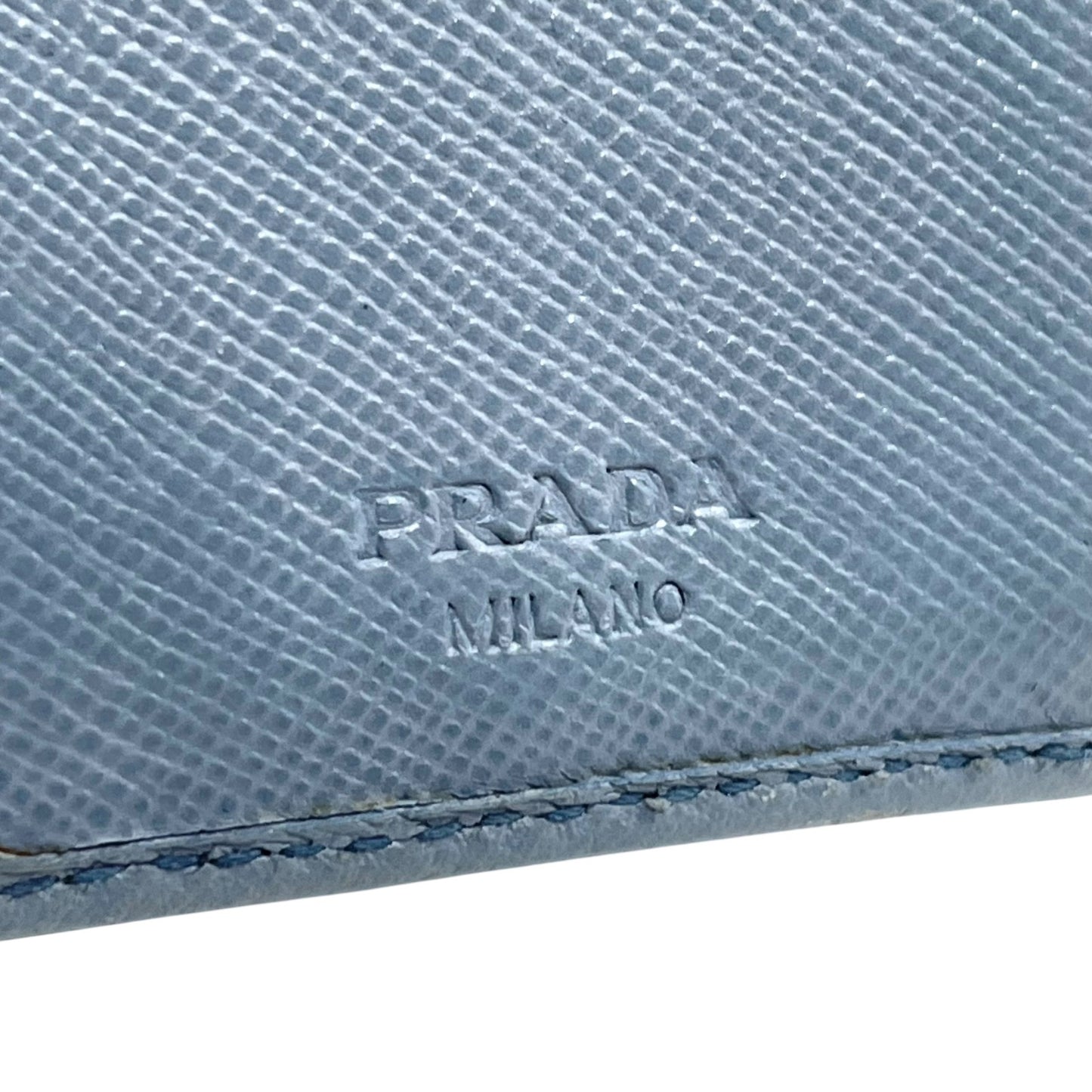 美品 プラダ PRADA サフィアーノレザー 二つ折り財布 トライアングルロゴ 水色 ライトブルー レディース コンパクトウォレット M5