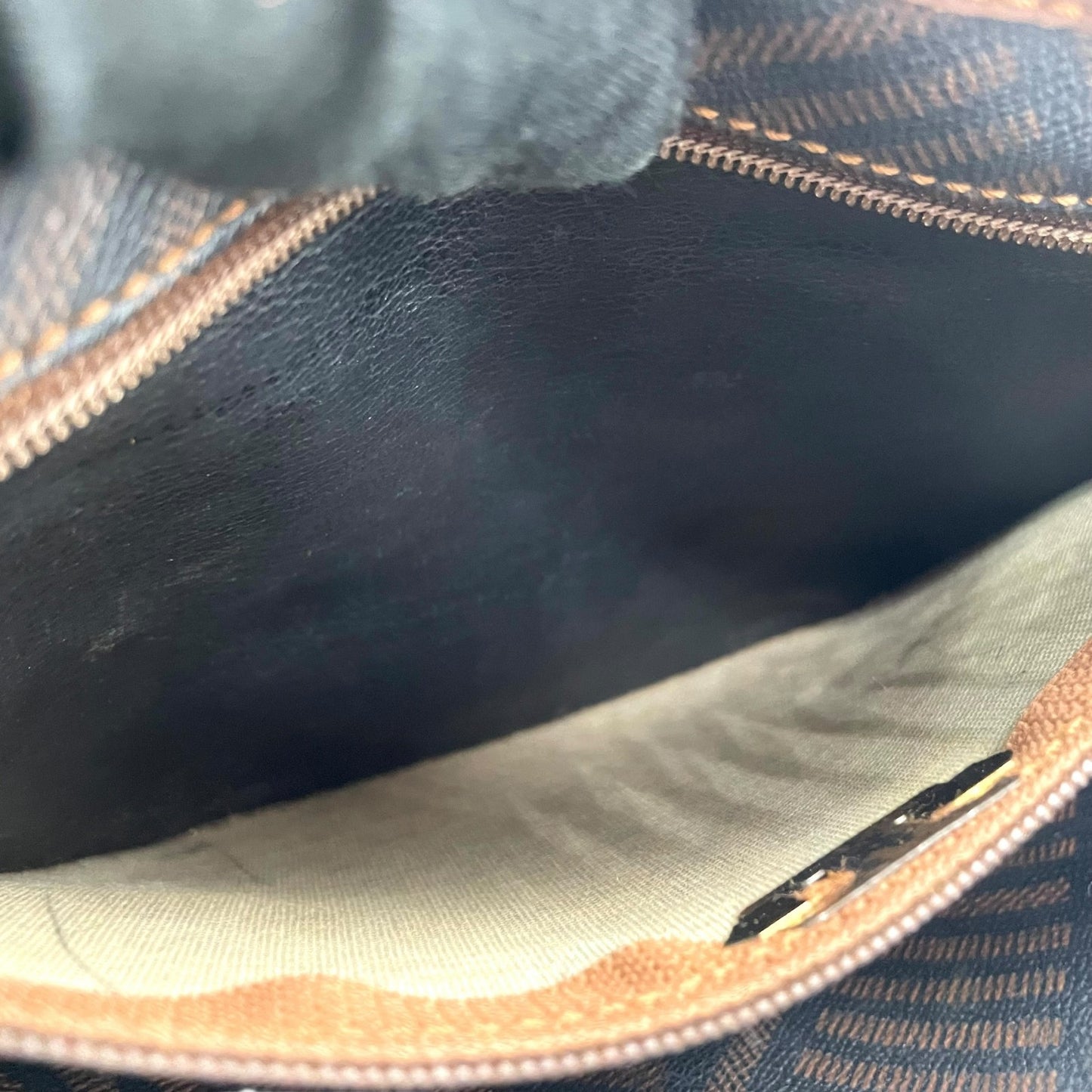 ジバンシィ GIVENCHY ジバンシー ショルダーバッグ モノグラム柄 フラップ ブラウン 茶色 ブラック 黒 ロゴプレート ヴィンテージ A3