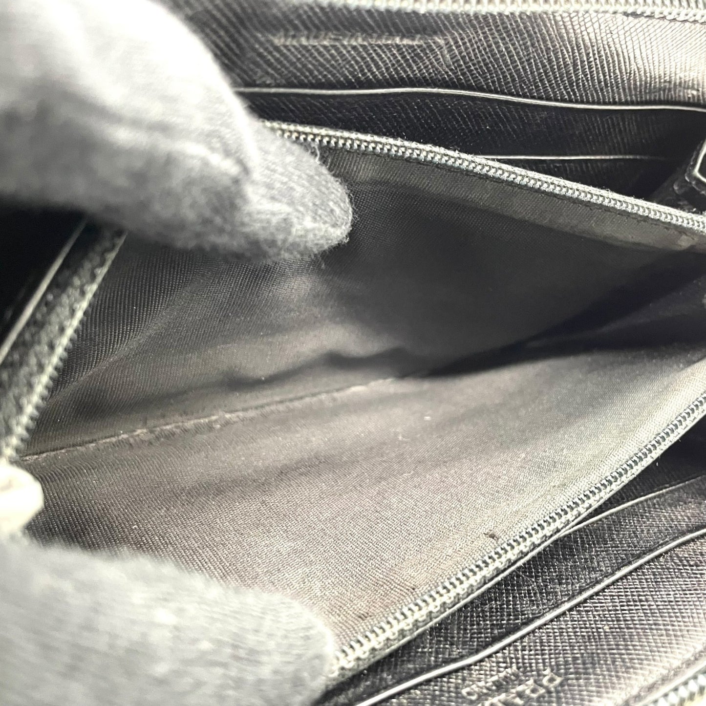 プラダ PRADA 長財布 ブラック 黒 NERO ナイロン レザー ラウンドファスナー 三角ロゴプレート トライアングルロゴ シルバー金具 メンズ レディース M1