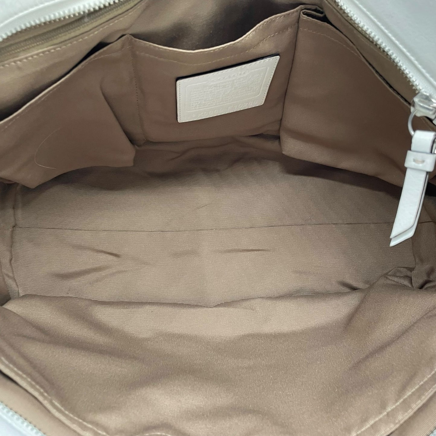 コーチ COACH トートバッグ ホワイト 白 レザー A4収納可 肩掛け可 ロゴチャーム シルバー金具 レディース T1