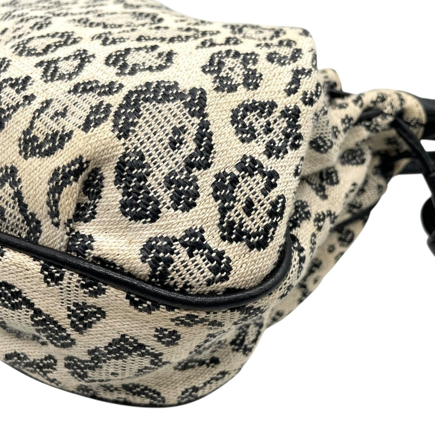 SEE BY CHLOE シーバイクロエ ショルダーバッグ 白 アイボリー 黒 ブラック レオパード ヒョウ柄 キャンバス レザー ゴールド金具 タッセル 斜め掛け可 レディース E5