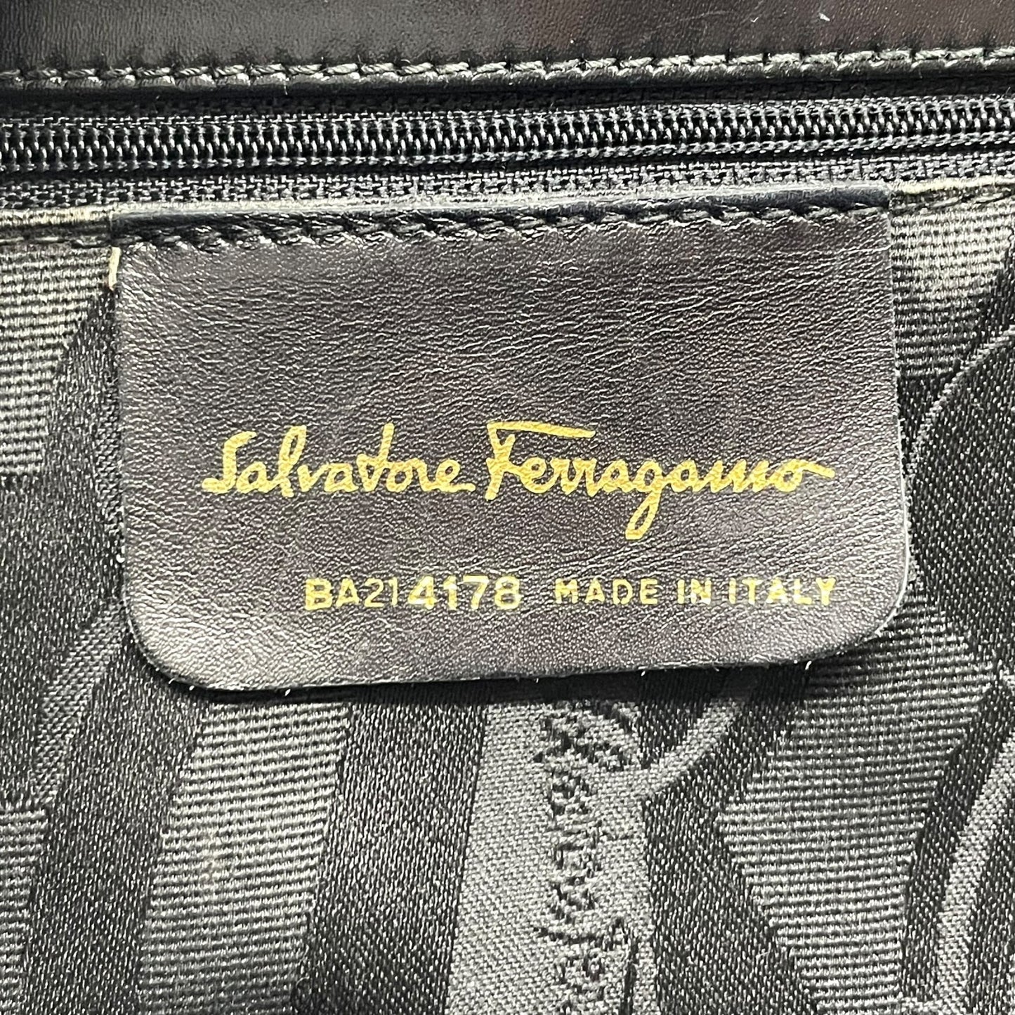 美品 サルヴァトーレ フェラガモ ハンドバッグ フォーマルバッグ ヴァラリボン 黒 ゴールド金具 自立 ブラック レザー 本革 ヴィンテージ B