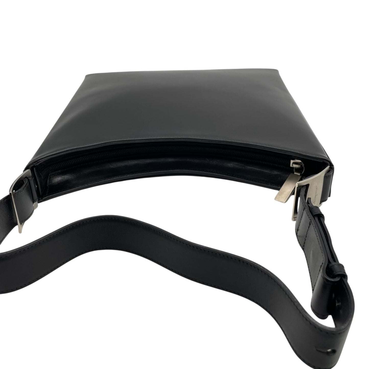 極美品 サルヴァトーレ フェラガモ Salvatore Ferragamo ヴァラ バラ 本革 ブラック 黒 ショルダーバッグ ワンショルダー レザー 上品 シンプルデザイン レディース フォーマル カジュアル A