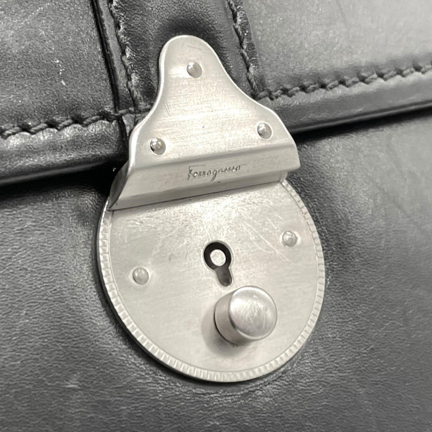 Salvatore Ferragamo サルヴァトーレフェラガモ 2WAY ビジネスバッグ ショルダーバッグ ブリーフケース ダレスバッグ 黒 ブラック レザー シルバー金具 フラップ開閉 斜め掛け可 A4収納可 メンズ E