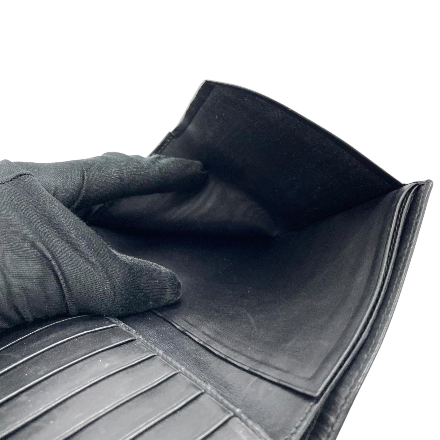 グッチ GUCCI 二つ折り 長財布 札入れ 黒 ブラック レザー シルバー金具 ロゴプレート メンズ 小銭入れなし M5