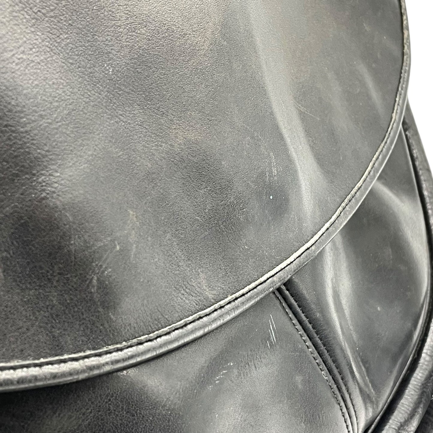 オールドコーチ COACH ショルダーバッグ メッセンジャーバッグ 黒 ブラック レザー ゴールド金具 ロゴチャーム付き フラップ開閉 ヴィンテージ メンズ レディース E2