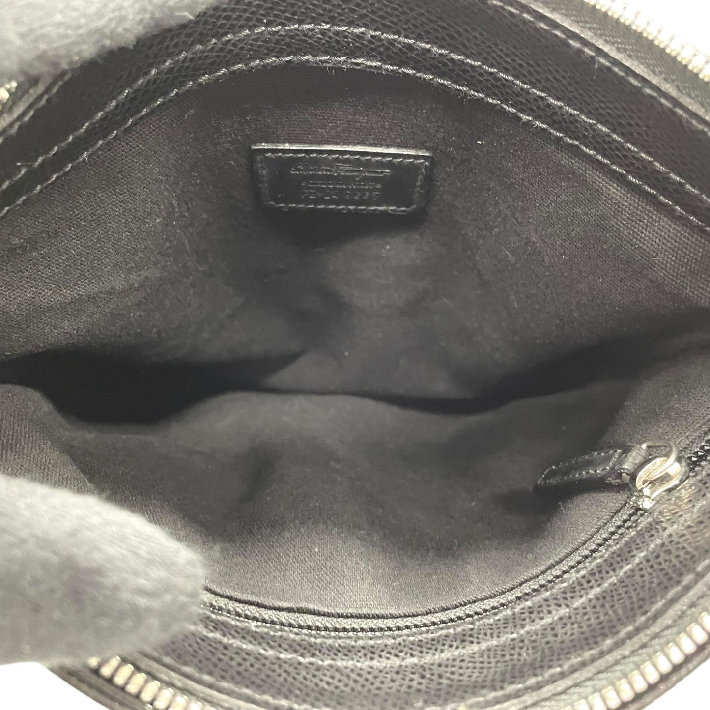 フェラガモ Salvatore Ferragamo ショルダーバッグ サコッシュ 黒 ブラック レザー シルバー金具 ロゴストラップ 斜め掛け可 メンズ K6