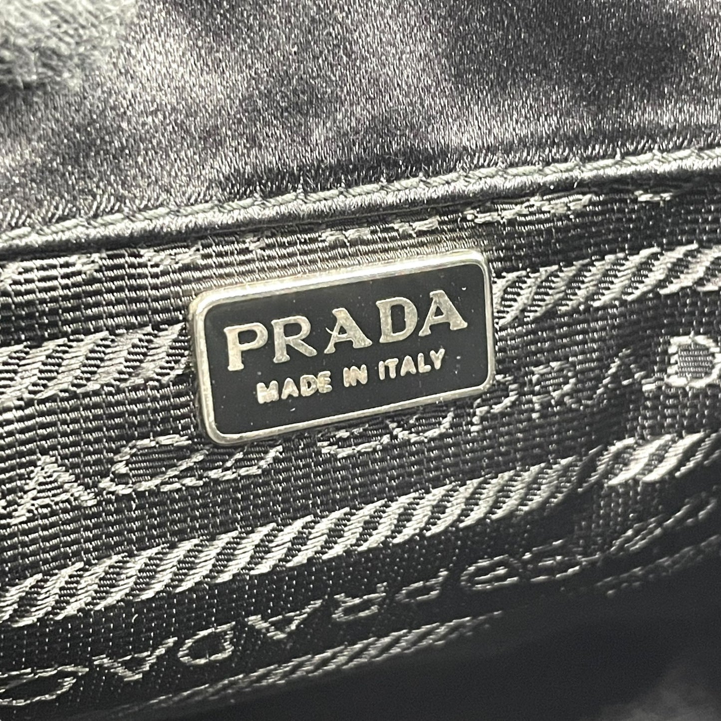 【未使用級】PRADA プラダ ポーチ アクセサリーポーチ ミニクラッチ ナイロン ブラック 三角ロゴ トライアングルロゴ ギャランティカード付き レディース C3