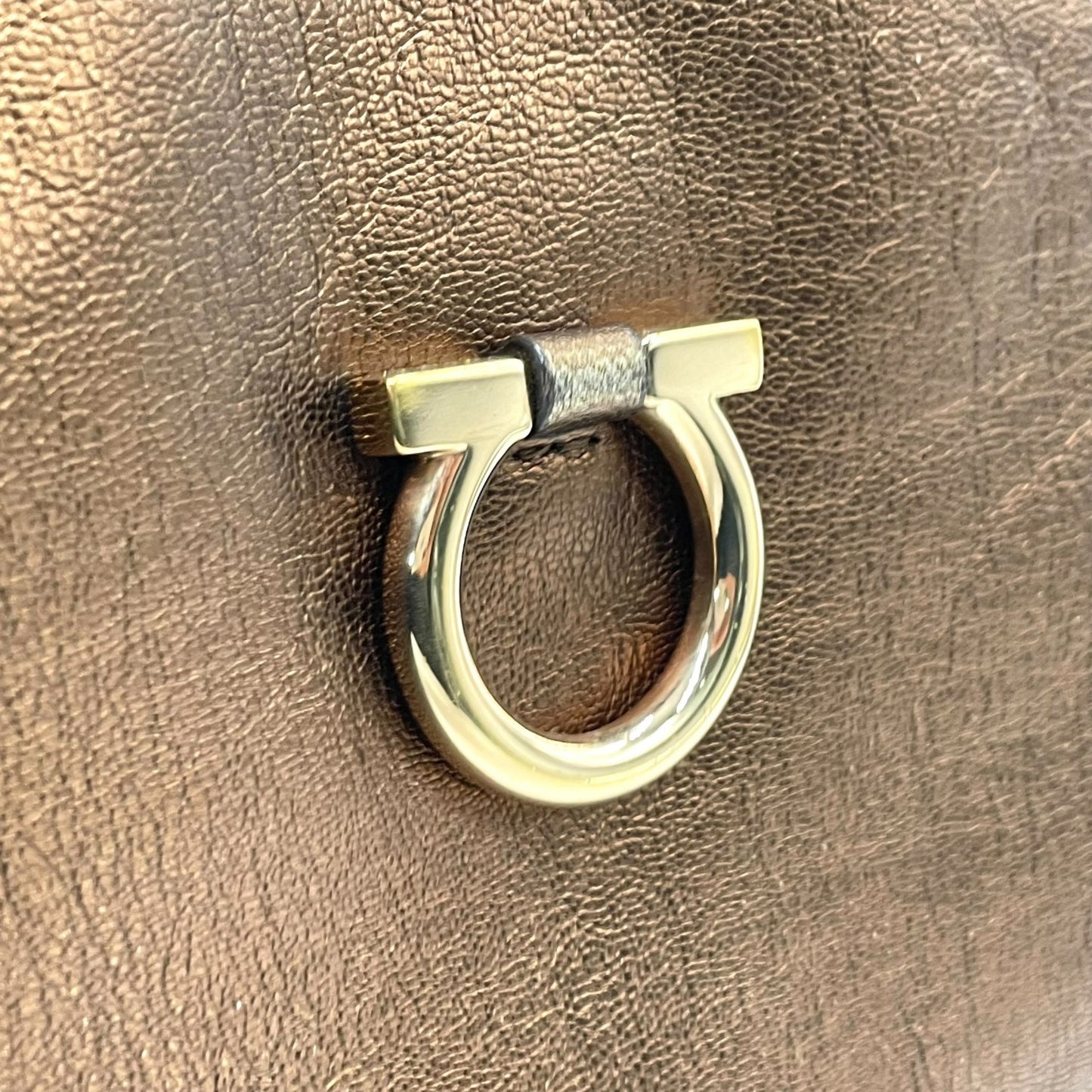 美品 Salvatore Ferragamo フェラガモ ガンチーニ ハンドバッグ ショルダーバッグ ワンショルダー 茶 ブラウン ブロンズ メタリック レザー ゴールド金具 肩掛け レディース K6