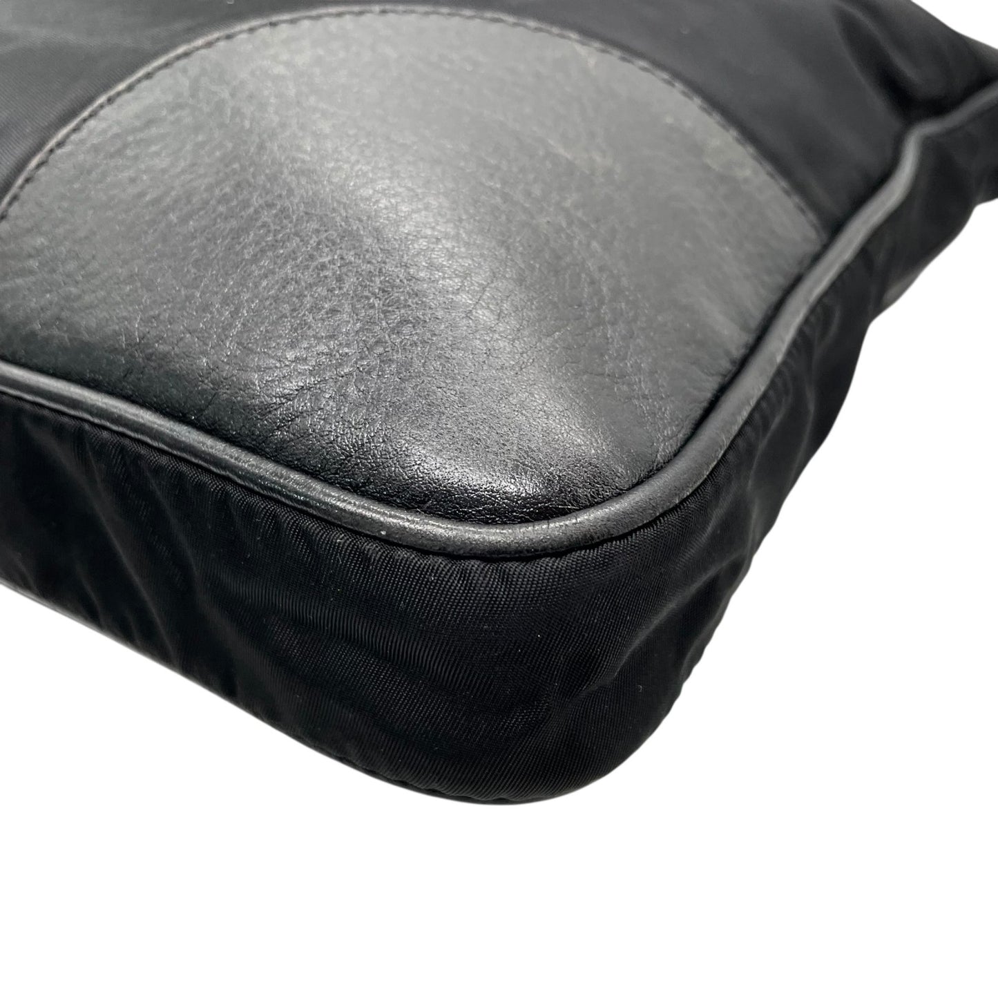 PRADA プラダ ショルダーバッグ ナイロン レザー 黒 ブラック NERO 三角プレートロゴ トライアングルロゴ シルバー金具 斜め掛け可 メンズ レディース K13