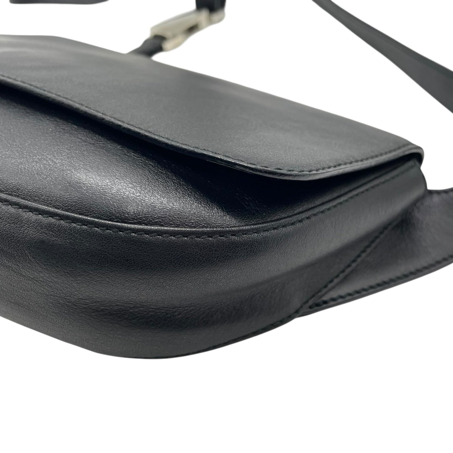 未使用級 サルヴァトーレフェラガモ ショルダーバッグ 斜め掛け レザー 黒 ブラック 本革 クロスボディ チェーン B3