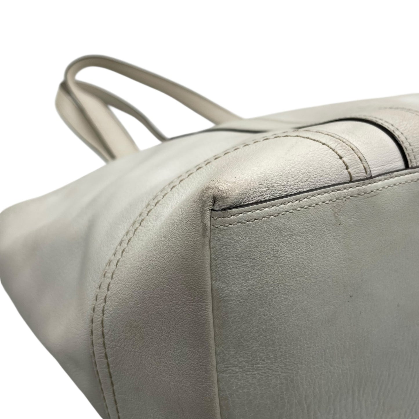 コーチ COACH トートバッグ ホワイト 白 レザー A4収納可 肩掛け可 ロゴチャーム シルバー金具 レディース T1