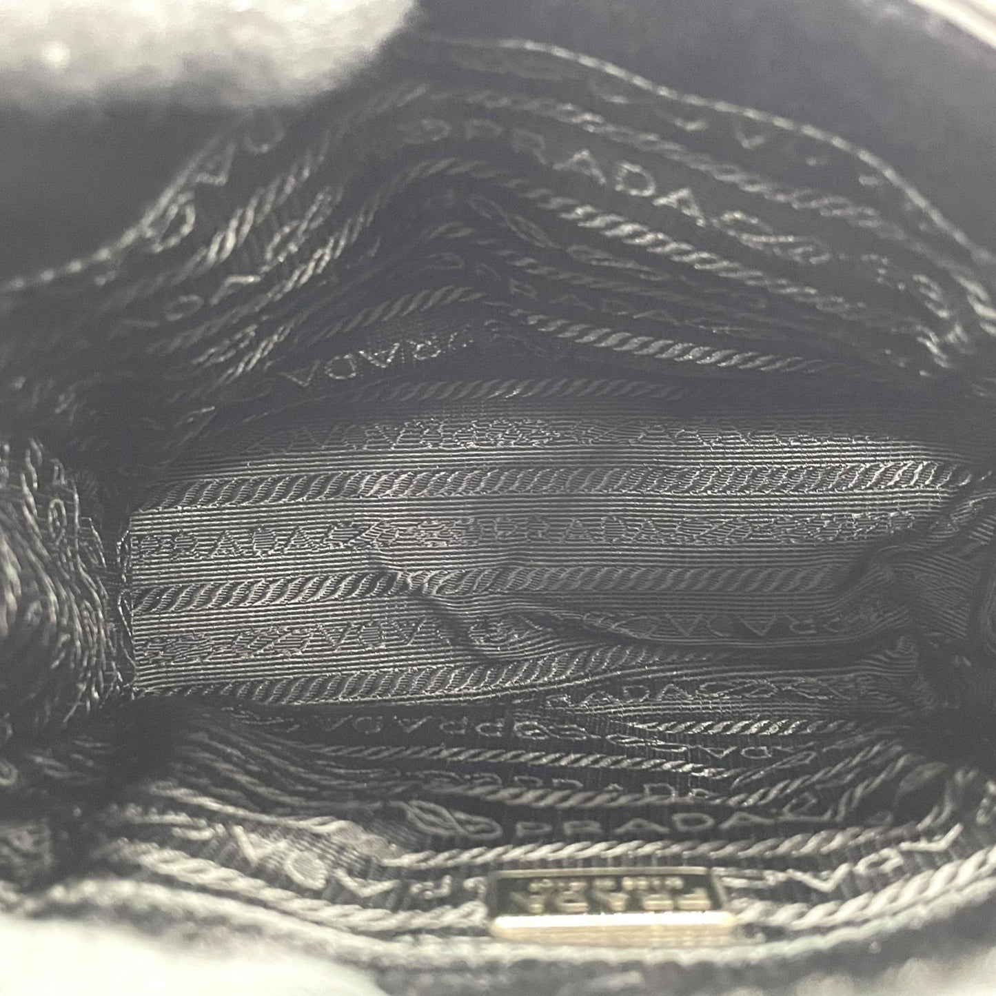 【未使用級】PRADA プラダ ポーチ アクセサリーポーチ ミニクラッチ ナイロン ブラック 三角ロゴ トライアングルロゴ ギャランティカード付き レディース C3