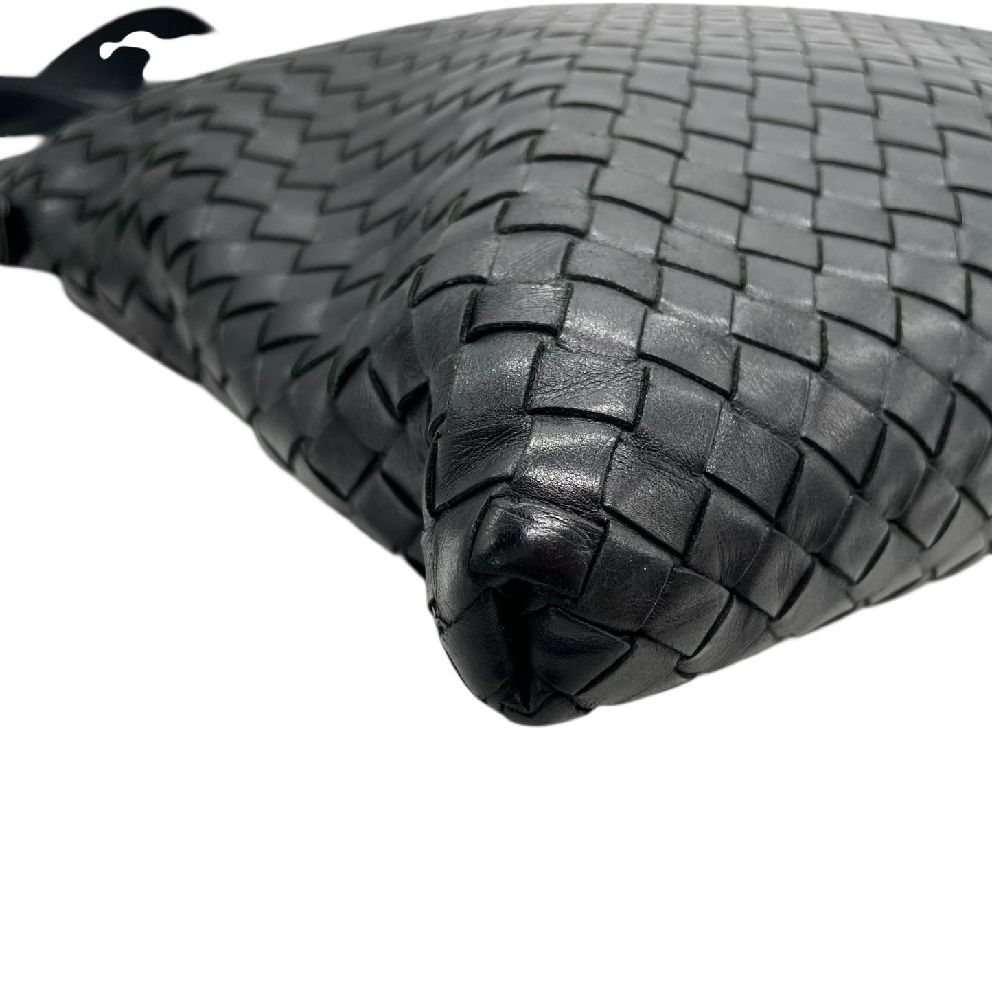 美品 BOTTEGA VENETA ボッテガヴェネタ イントレチャート ショルダーバッグ 276356 レザー 本革 ブラック 黒 ブラック金具 斜め掛け可 サコッシュ メンズ レディース K3