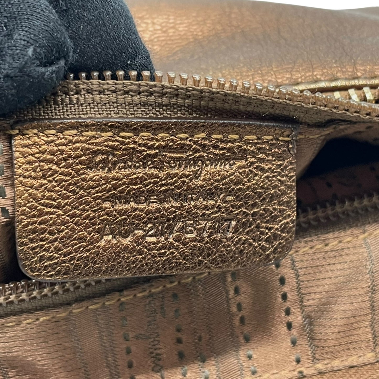 美品 Salvatore Ferragamo フェラガモ ガンチーニ ハンドバッグ ショルダーバッグ ワンショルダー 茶 ブラウン ブロンズ メタリック レザー ゴールド金具 肩掛け レディース K6