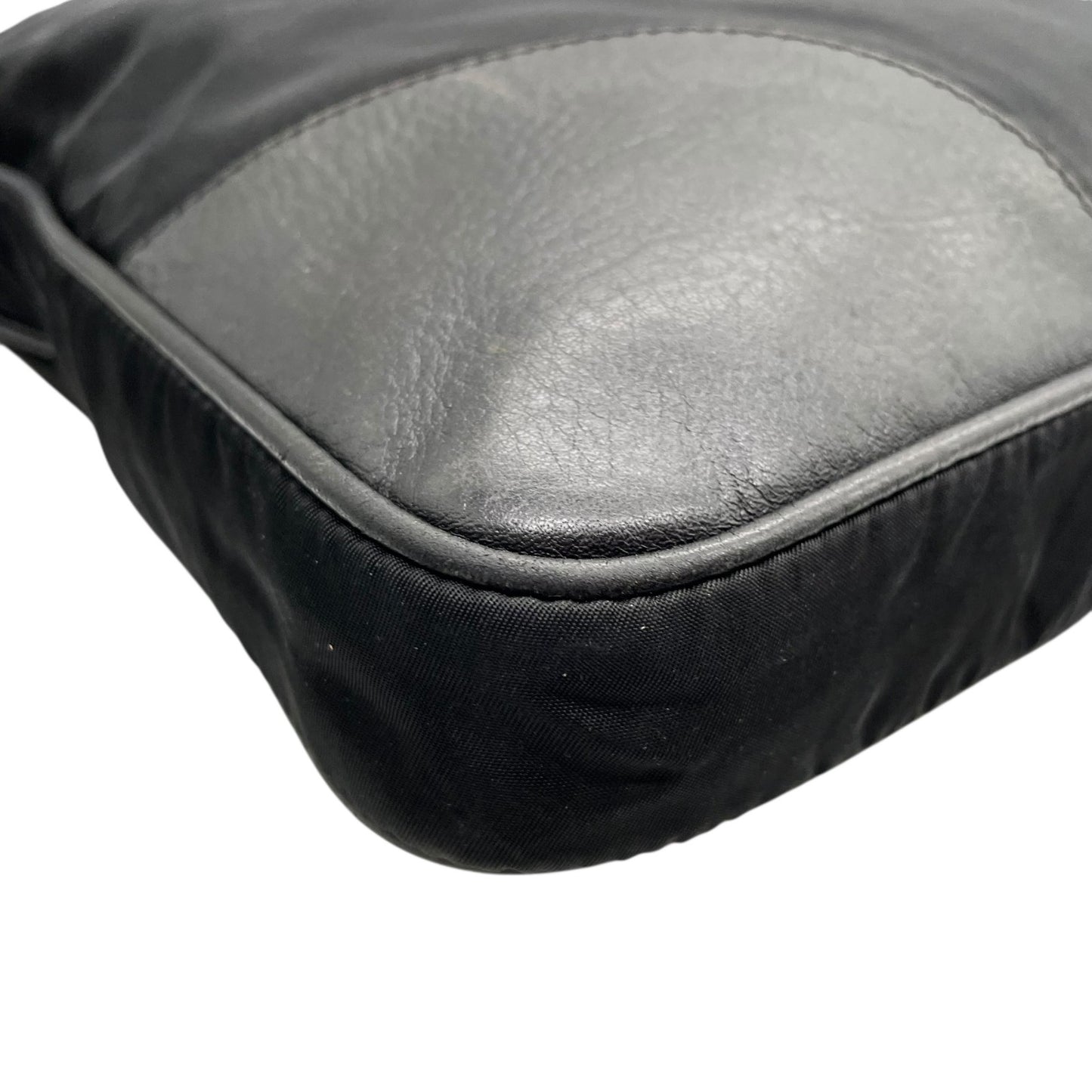 PRADA プラダ ショルダーバッグ ナイロン レザー 黒 ブラック NERO 三角プレートロゴ トライアングルロゴ シルバー金具 斜め掛け可 メンズ レディース K13