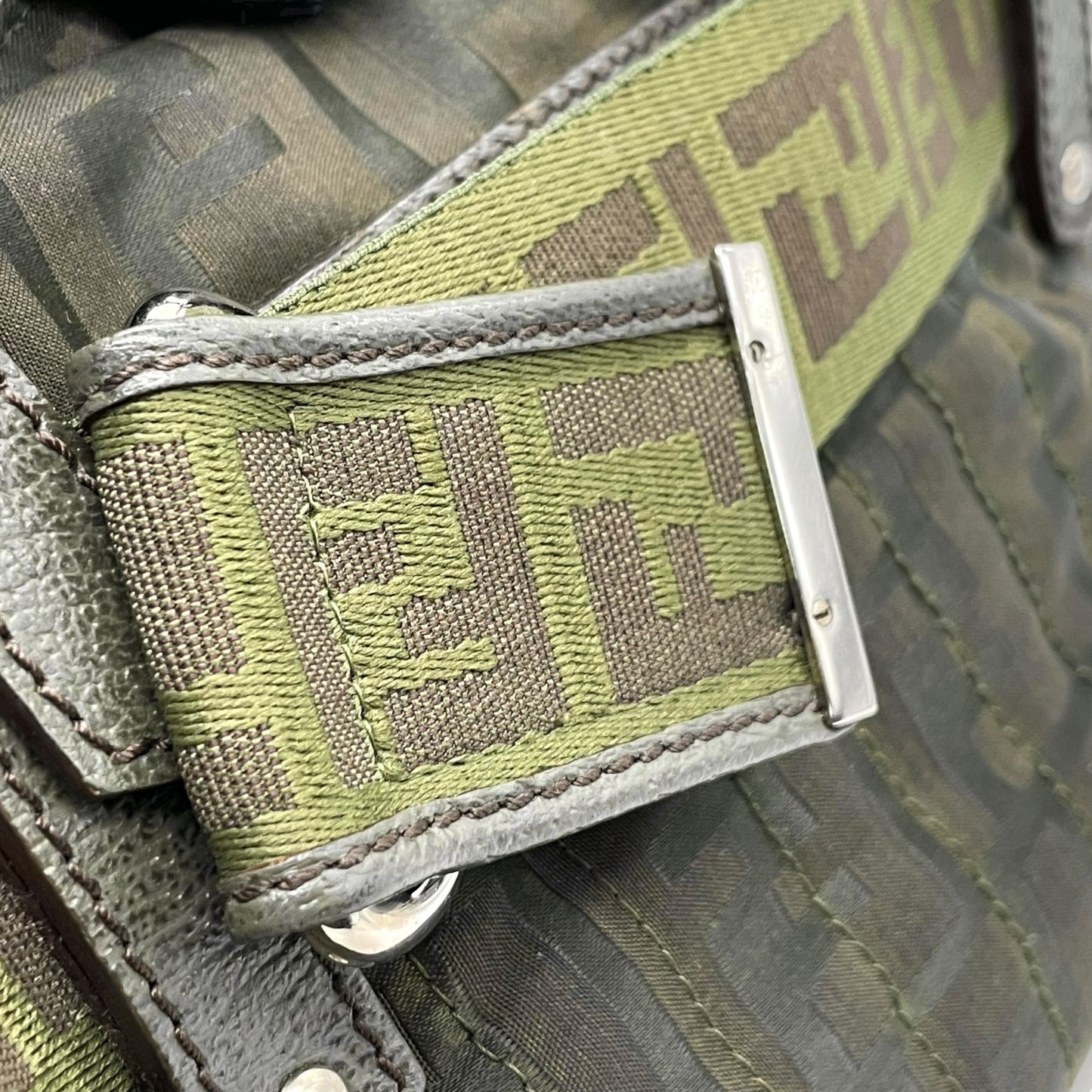 美品 FENDI フェンディ ズッカ柄 ナイロントート バッグ カーキ グリーン FF柄 ベルトデザイン シルバー金具 8BH143 ハンドバッグ レディース B1