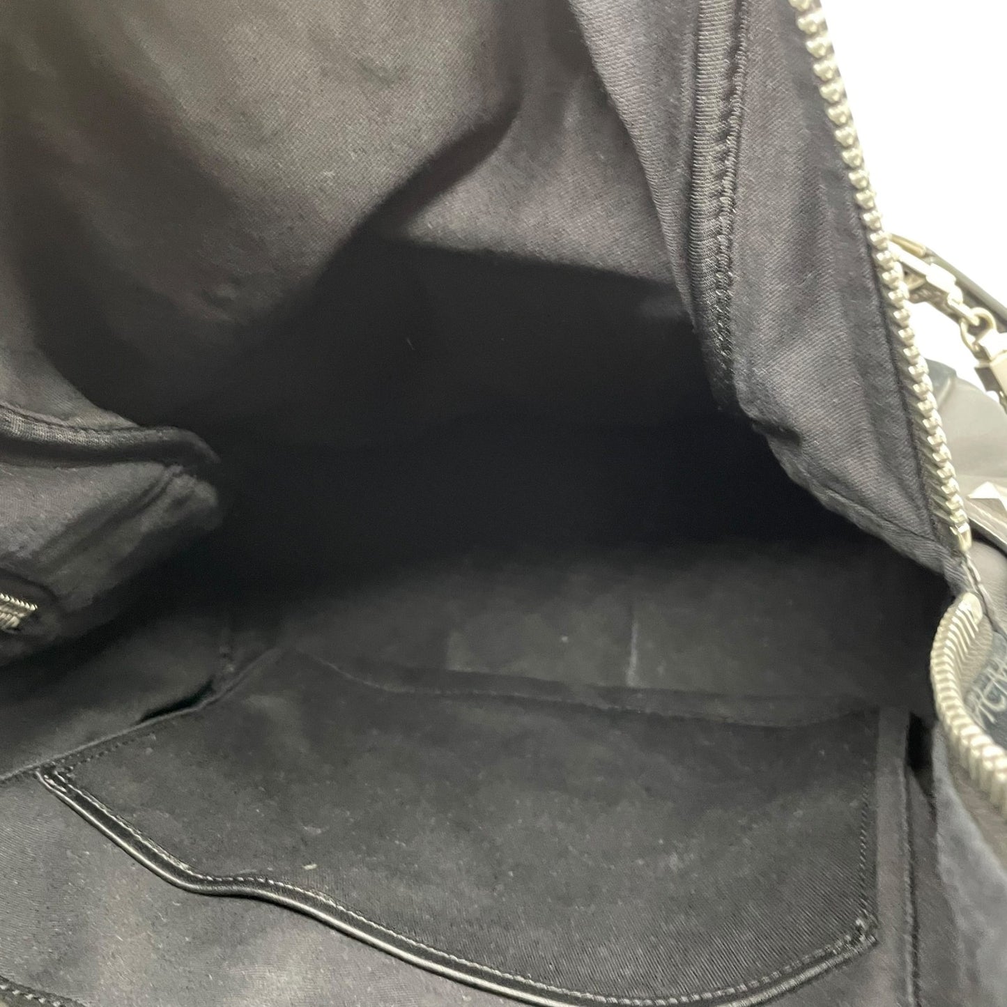 極美品 MCM エムシーエム バックパック リュック モノグラム ヴィセトス エンブレム刺繍 スタッズ付き レザー×ベルベット ブラック 黒 A