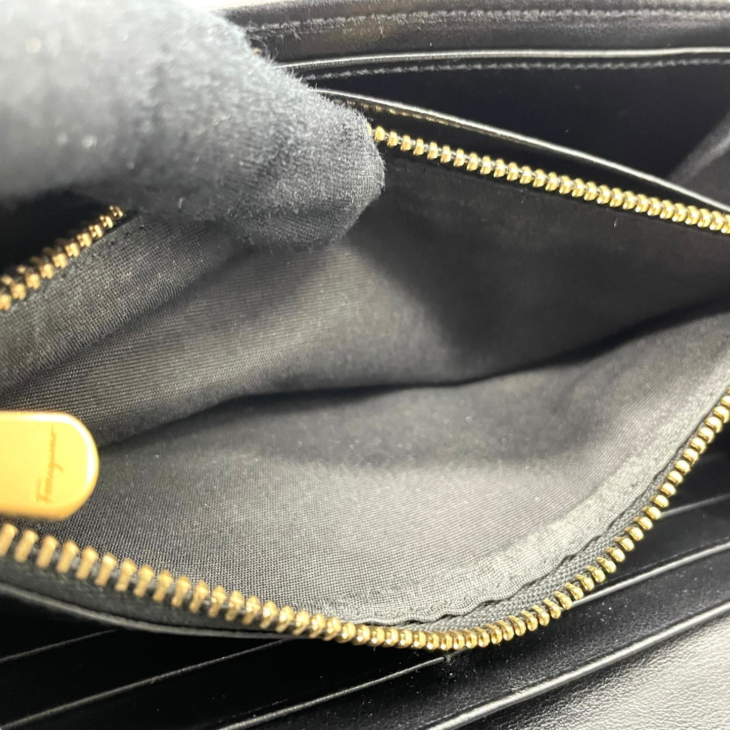 Salvatore Ferragamo フェラガモ 長財布 ガンチーニ ダブルガンチーニ エンボス ターンロック 黒 ブラック レザー 本革 ゴールド金具 ロングウォレット レディース W5