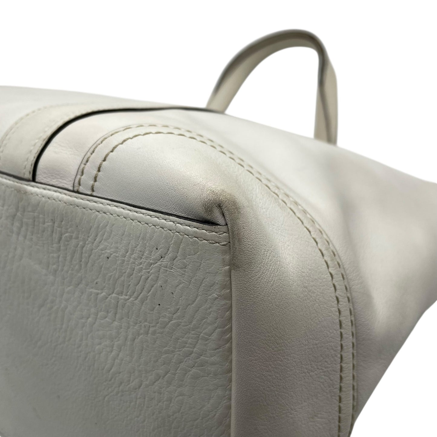 コーチ COACH トートバッグ ホワイト 白 レザー A4収納可 肩掛け可 ロゴチャーム シルバー金具 レディース T1