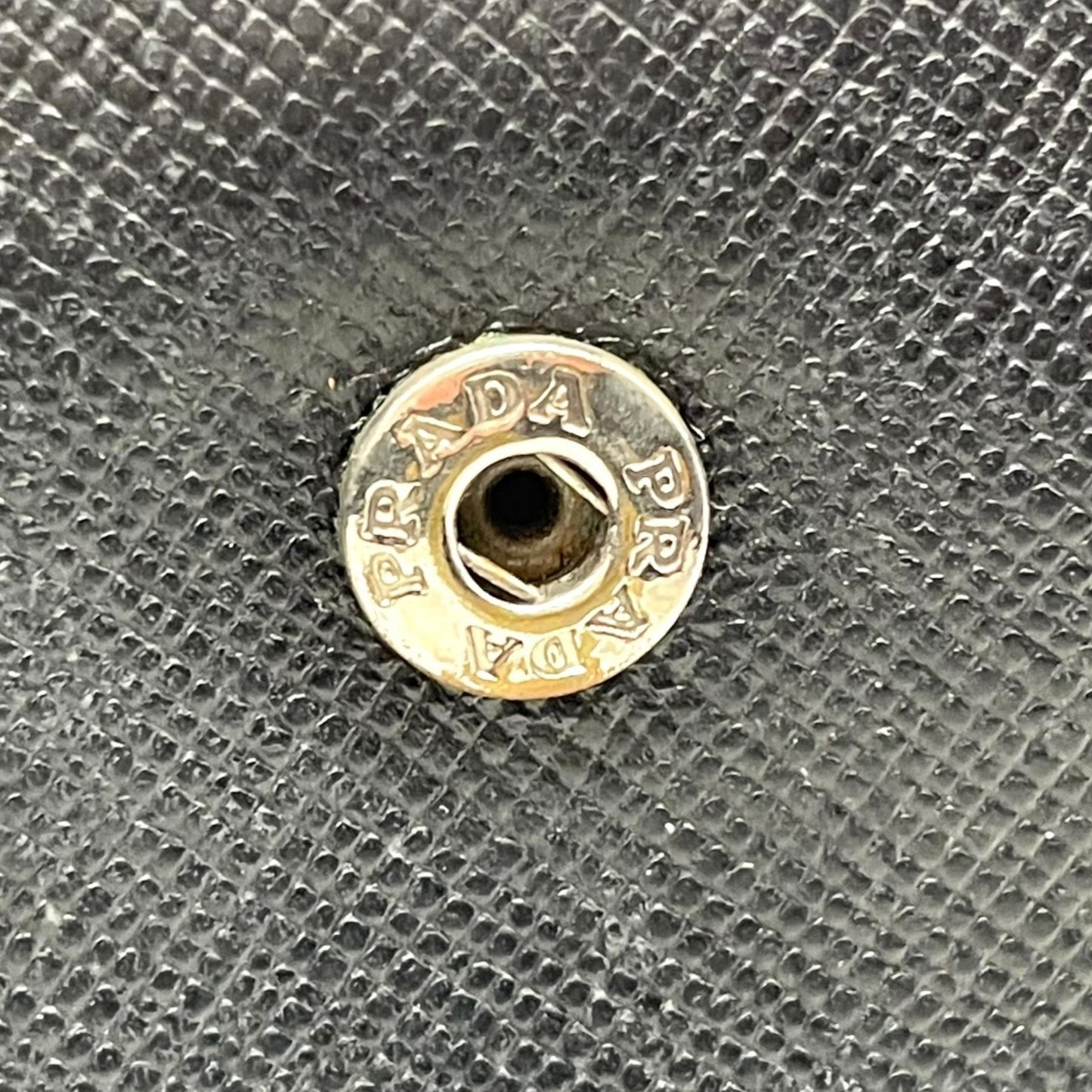 PRADA プラダ 三つ折り財布 コンパクトウォレット フラップ サフィアーノレザー ブラック 三角ロゴ トライアングルロゴ シルバー金具 メンズ レディース W3