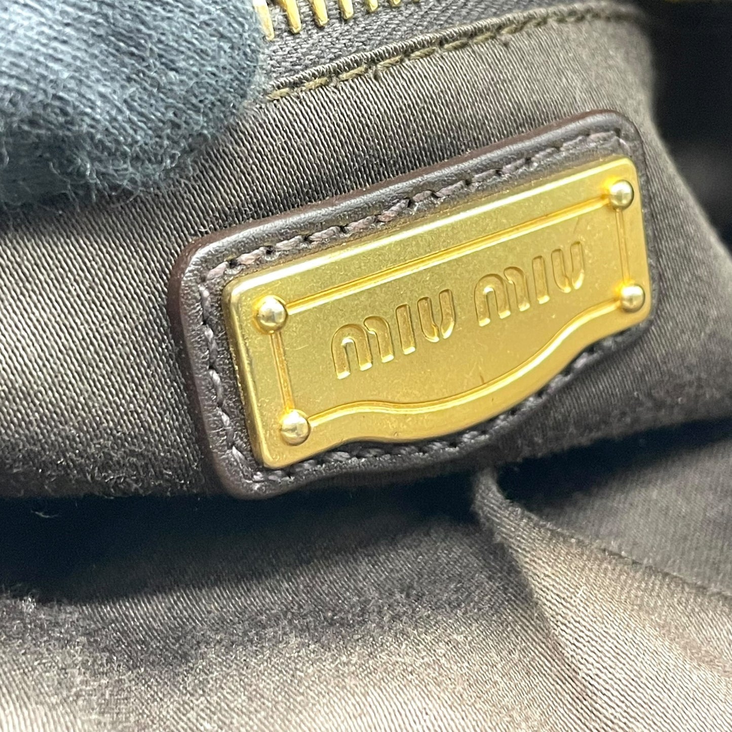 【美品】miumiu ミュウミュウ 2WAY トートバッグ ハンドバッグ ショルダーバッグ ギャザー プリーツ レザー スタッズ ダークブラウン ゴールド金具 斜め掛け可 レディース C