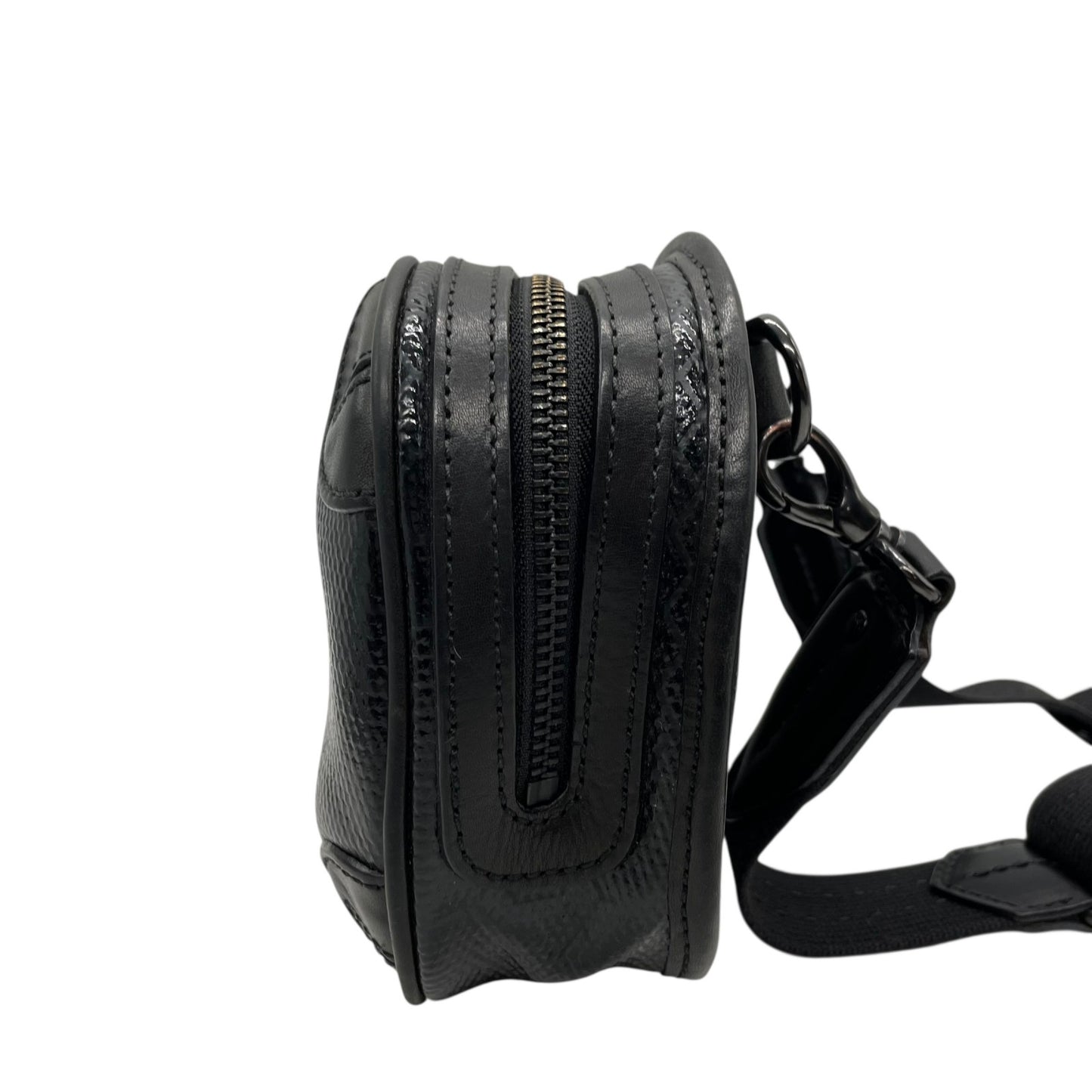 美品 aniary アニアリ ショルダーバッグ カメラバッグ 黒 ブラック パテントレザー ブラック金具 斜め掛け可 クロシェット メンズ レディース Q