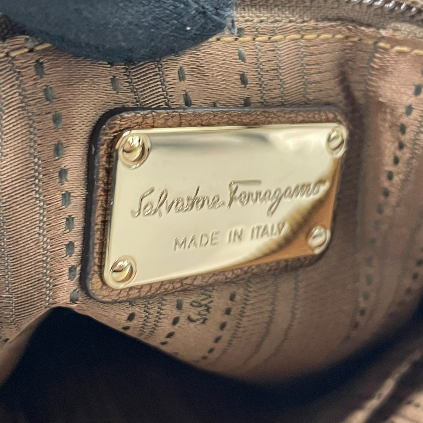 美品 Salvatore Ferragamo フェラガモ ガンチーニ ハンドバッグ ショルダーバッグ ワンショルダー 茶 ブラウン ブロンズ メタリック レザー ゴールド金具 肩掛け レディース K6