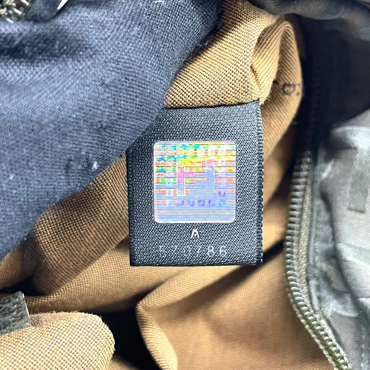 美品 FENDI フェンディ ズッカ柄 ナイロントート バッグ カーキ グリーン FF柄 ベルトデザイン シルバー金具 8BH143 ハンドバッグ レディース B1