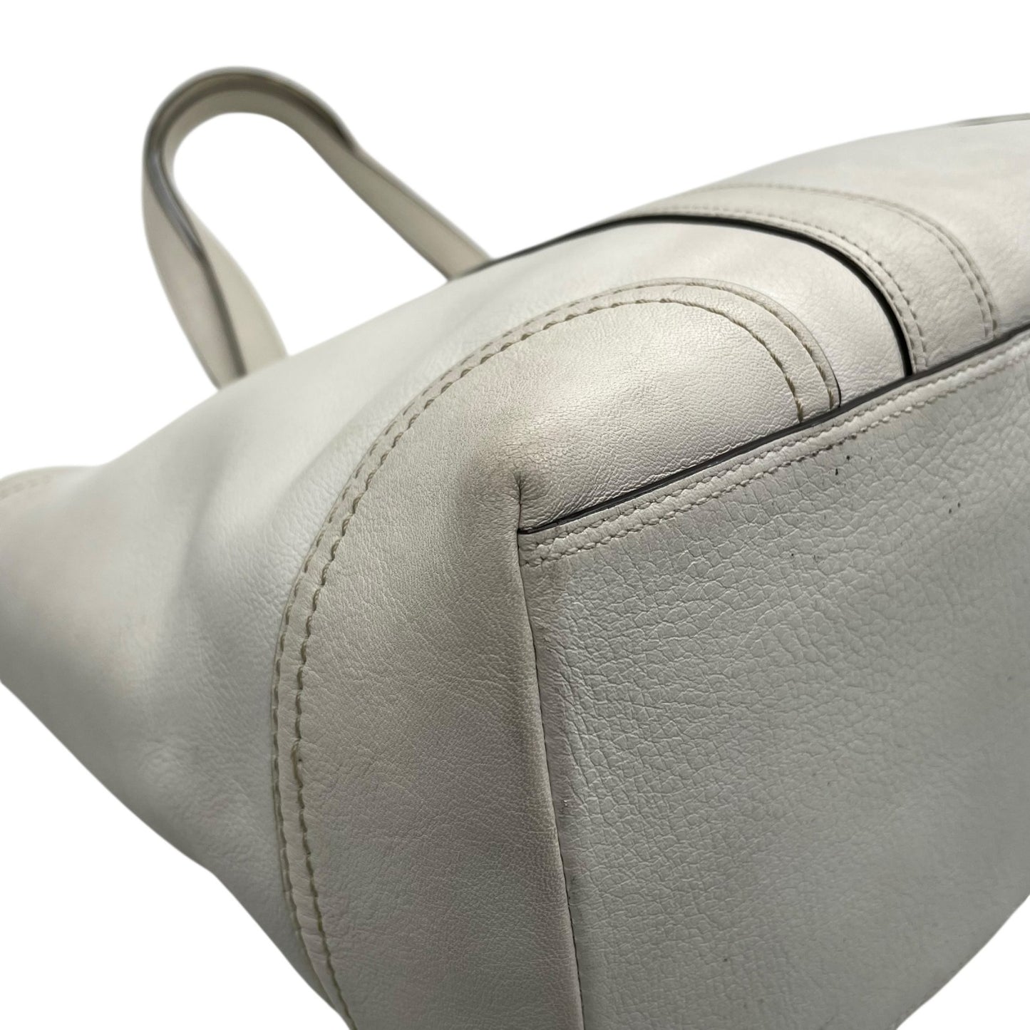 コーチ COACH トートバッグ ホワイト 白 レザー A4収納可 肩掛け可 ロゴチャーム シルバー金具 レディース T1