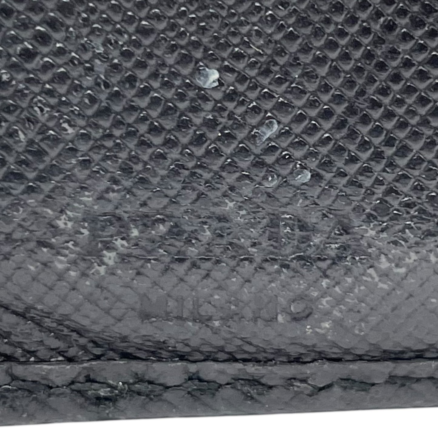 PRADA プラダ 三つ折り財布 コンパクトウォレット フラップ サフィアーノレザー ブラック 三角ロゴ トライアングルロゴ シルバー金具 メンズ レディース W3