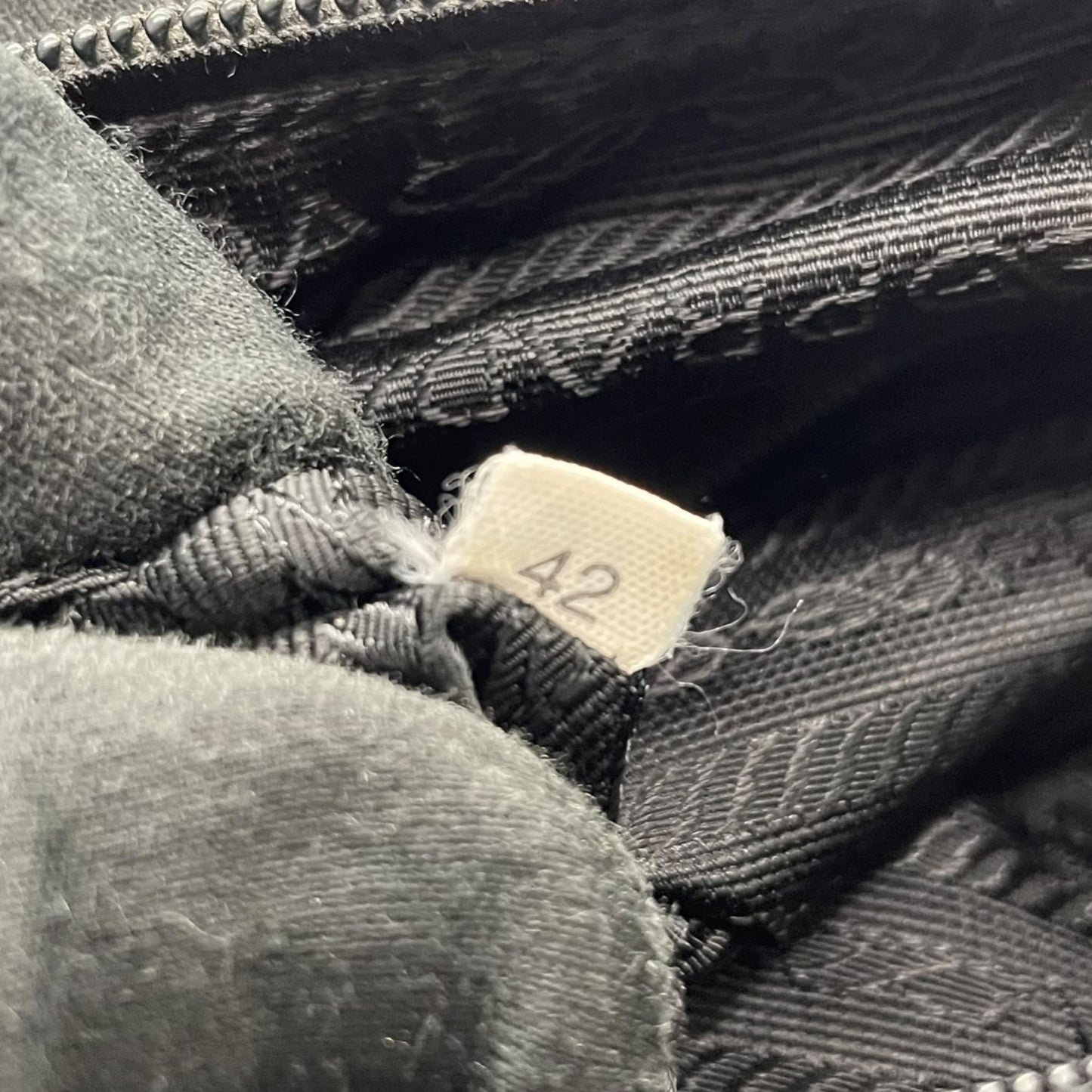 PRADA プラダ ショルダーバッグ 黒 ブラック NERO ナイロン レザー シルバー金具 三角ロゴ 斜め掛け メンズ レディース B3