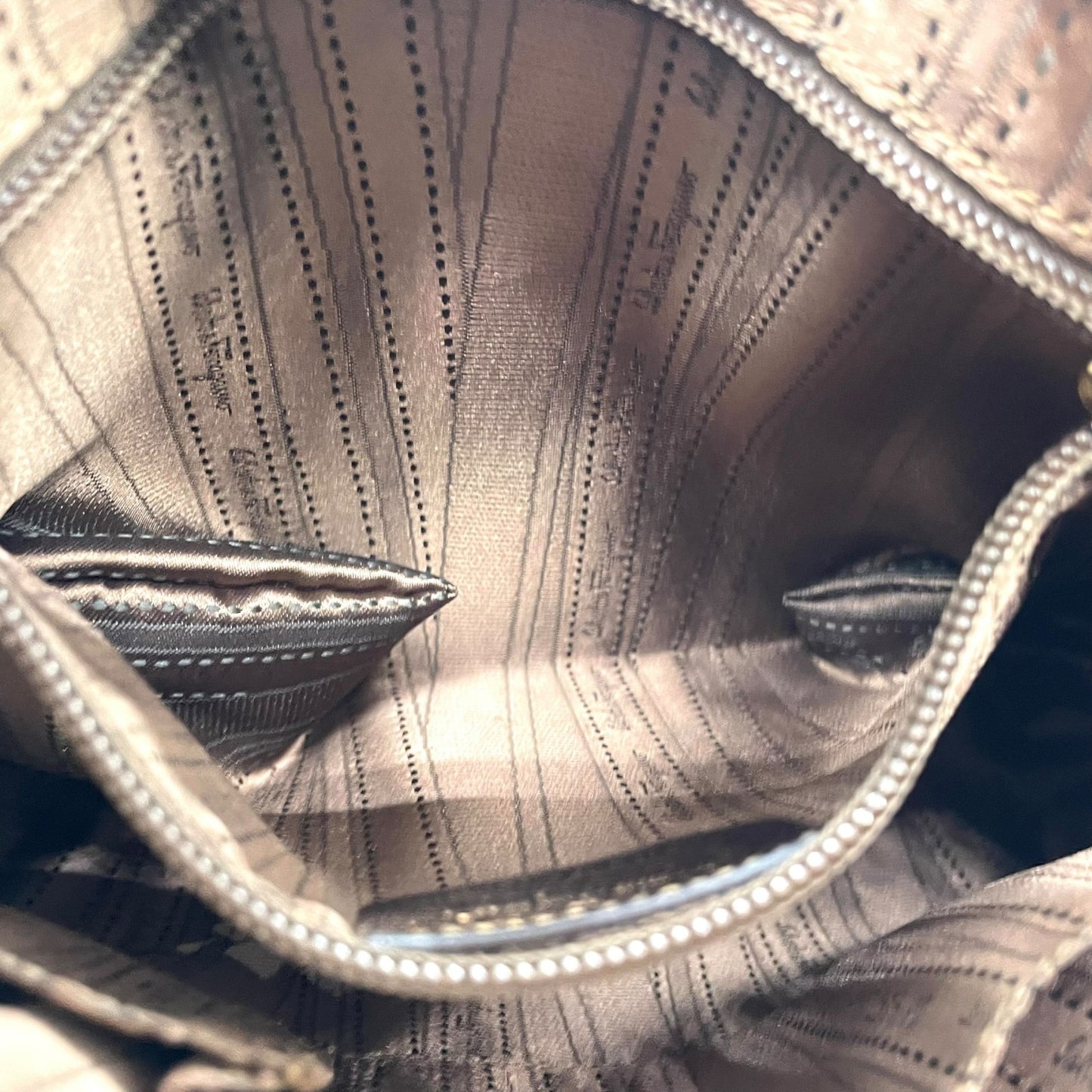 美品 Salvatore Ferragamo フェラガモ ガンチーニ ハンドバッグ ショルダーバッグ ワンショルダー 茶 ブラウン ブロンズ メタリック レザー ゴールド金具 肩掛け レディース K6