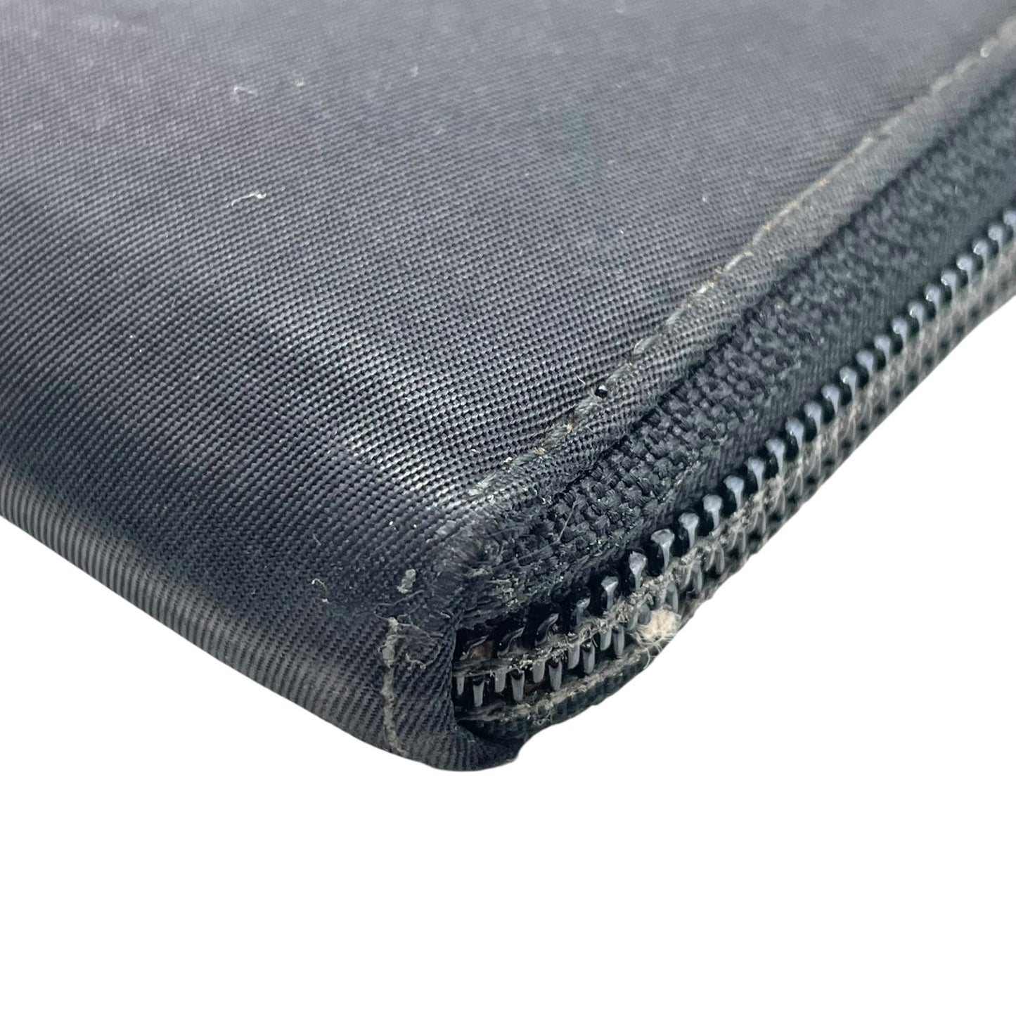 プラダ PRADA 長財布 ブラック 黒 NERO ナイロン レザー ラウンドファスナー 三角ロゴプレート トライアングルロゴ シルバー金具 メンズ レディース M1