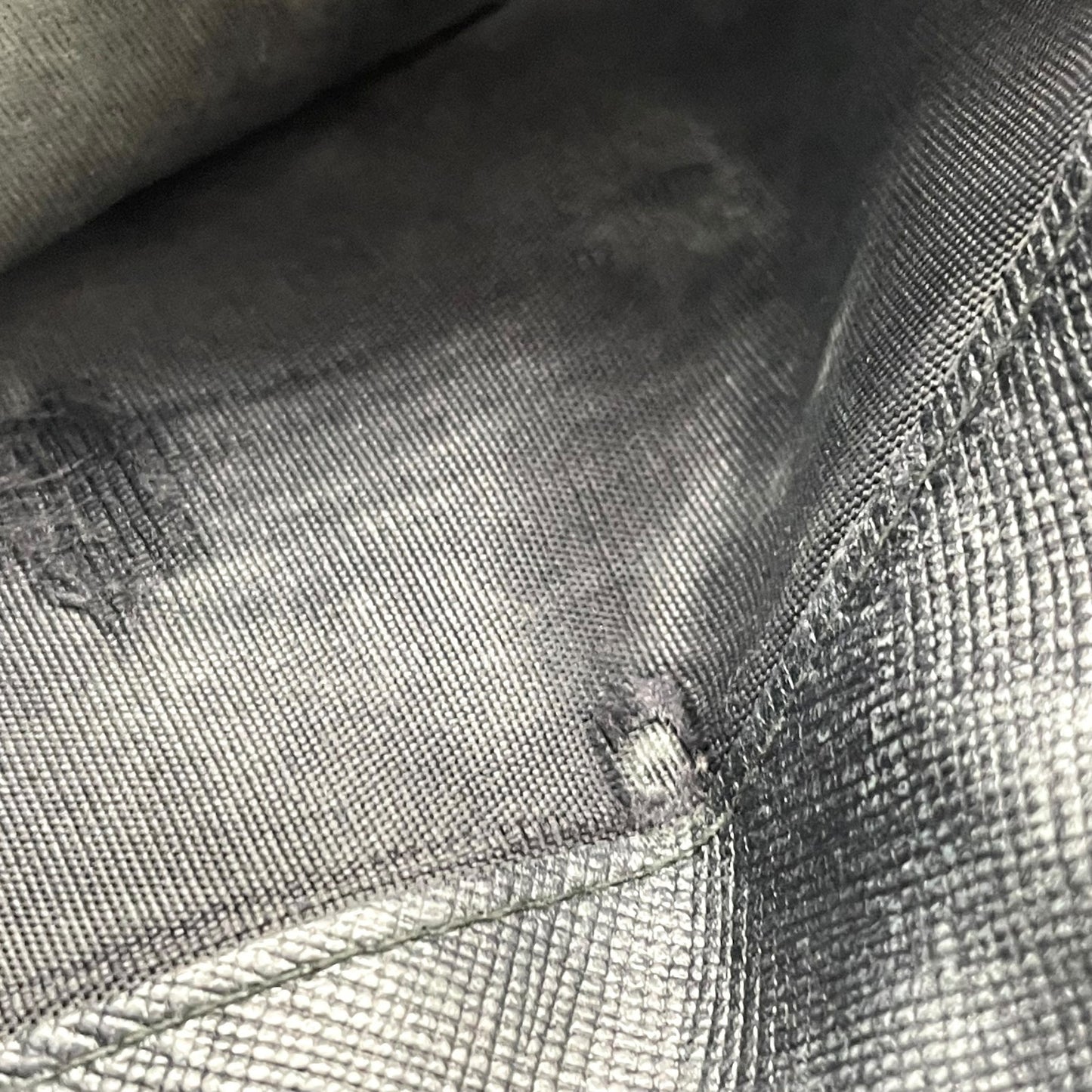 PRADA プラダ 三つ折り財布 コンパクトウォレット フラップ サフィアーノレザー ブラック 三角ロゴ トライアングルロゴ シルバー金具 メンズ レディース W3