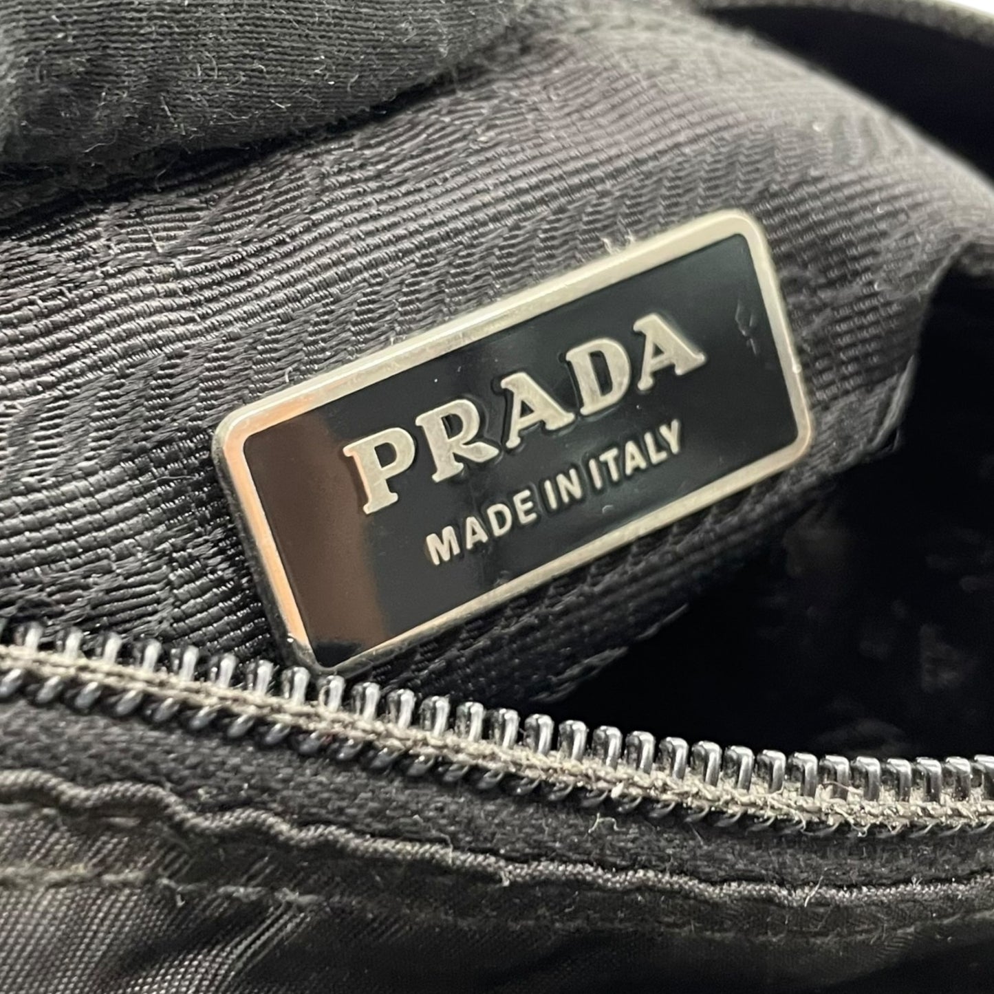 PRADA プラダ ショルダーバッグ 黒 ブラック NERO ナイロン レザー シルバー金具 三角ロゴ 斜め掛け メンズ レディース B3