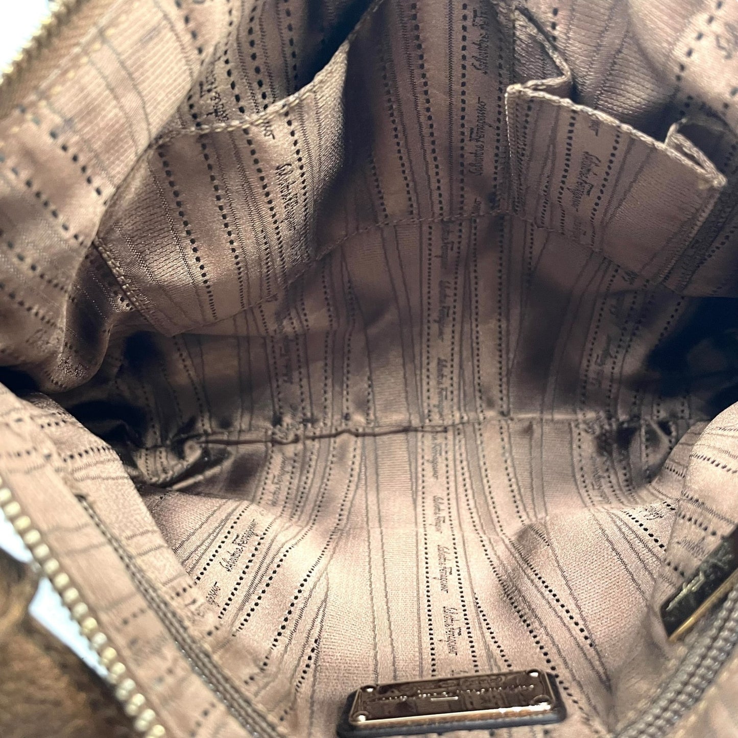 美品 Salvatore Ferragamo フェラガモ ガンチーニ ハンドバッグ ショルダーバッグ ワンショルダー 茶 ブラウン ブロンズ メタリック レザー ゴールド金具 肩掛け レディース K6